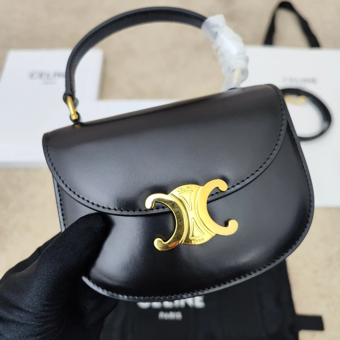 LISA's same style, new product for early spring, Mini Besace Arc de Triomphe bag, mini saddle bag, classic black and gold combination yyds, retro and exquisite, fashionable and versatile, breaking the square design, the arc bottom and flip cover are more youthful, playful and cute, a style that you will fall in love with at first sight ~ Multiple carrying methods ~ shoulder crossbody hand ~ can be folded 📱 Calfskin + sheepskin lining + all-steel Arc de Triomphe metal buckle Model: 110412 Size: 15.5*11.5*5CM🌺🌺🌺