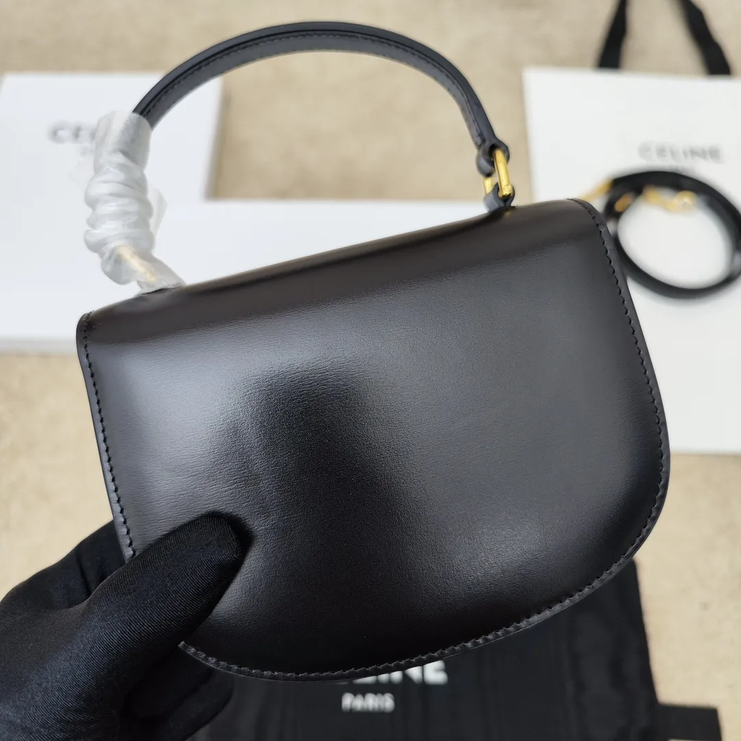 LISA's same style, new product for early spring, Mini Besace Arc de Triomphe bag, mini saddle bag, classic black and gold combination yyds, retro and exquisite, fashionable and versatile, breaking the square design, the arc bottom and flip cover are more youthful, playful and cute, a style that you will fall in love with at first sight ~ Multiple carrying methods ~ shoulder crossbody hand ~ can be folded 📱 Calfskin + sheepskin lining + all-steel Arc de Triomphe metal buckle Model: 110412 Size: 15.5*11.5*5CM🌺🌺🌺