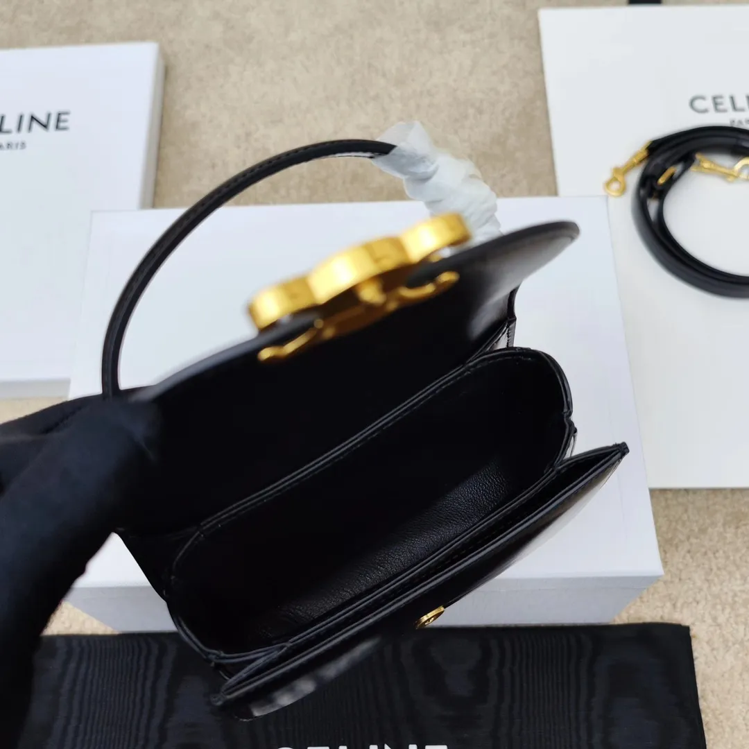 LISA's same style, new product for early spring, Mini Besace Arc de Triomphe bag, mini saddle bag, classic black and gold combination yyds, retro and exquisite, fashionable and versatile, breaking the square design, the arc bottom and flip cover are more youthful, playful and cute, a style that you will fall in love with at first sight ~ Multiple carrying methods ~ shoulder crossbody hand ~ can be folded 📱 Calfskin + sheepskin lining + all-steel Arc de Triomphe metal buckle Model: 110412 Size: 15.5*11.5*5CM🌺🌺🌺