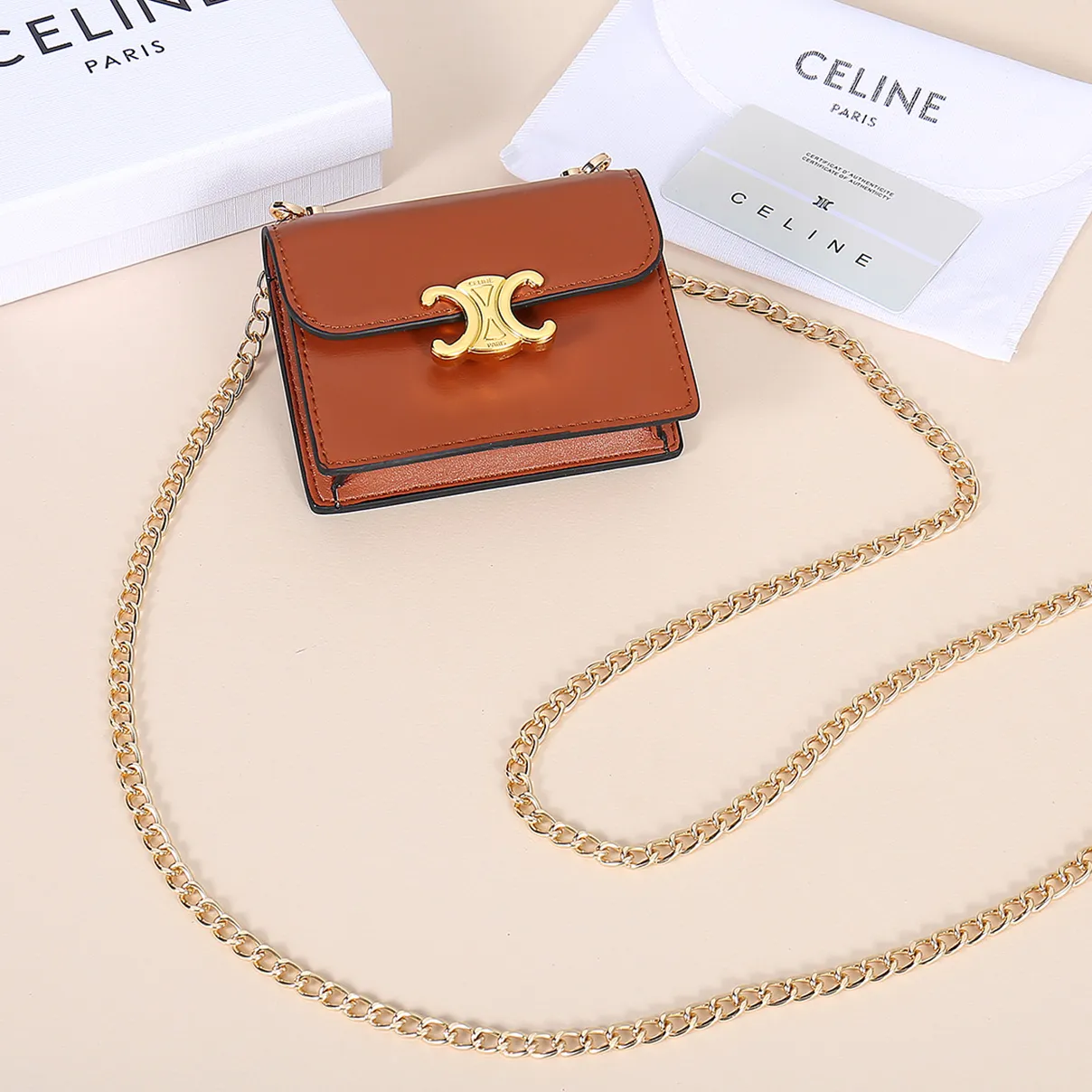 💰140, Celine's new chain TRIOMPHE business card bag, which can be worn cross-body, has a large cowhide surface with plain microfiber, gold-finished TRIOMPHE metal snap closure, 1 thickened main compartment, and 3 inner card slots. No.: 10N062 Size: 10.5x8.5x3 cm