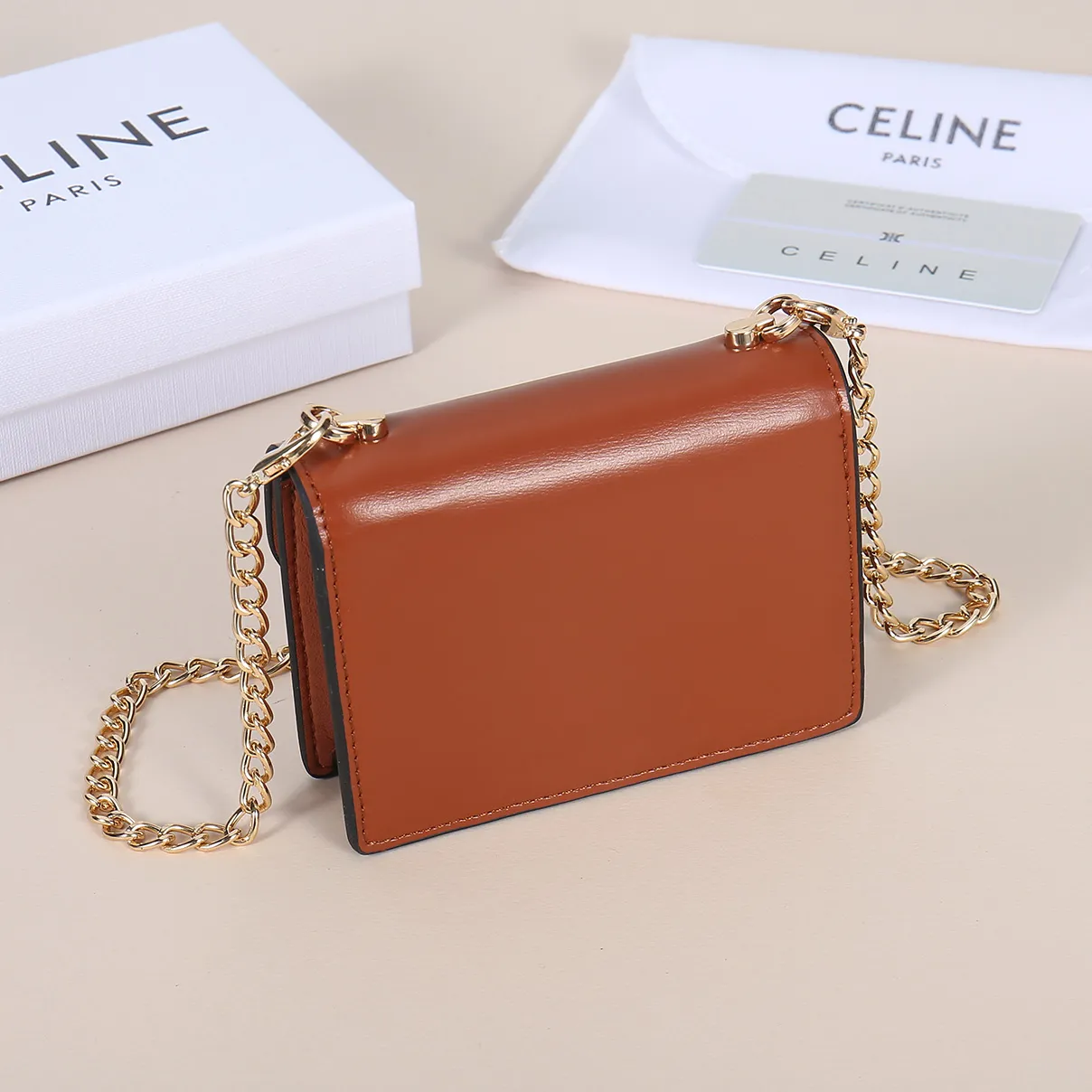 💰140, Celine's new chain TRIOMPHE business card bag, which can be worn cross-body, has a large cowhide surface with plain microfiber, gold-finished TRIOMPHE metal snap closure, 1 thickened main compartment, and 3 inner card slots. No.: 10N062 Size: 10.5x8.5x3 cm