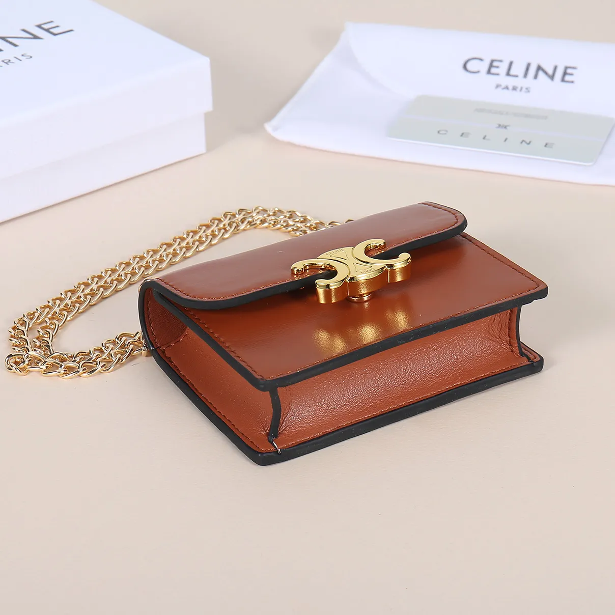 💰140, Celine's new chain TRIOMPHE business card bag, which can be worn cross-body, has a large cowhide surface with plain microfiber, gold-finished TRIOMPHE metal snap closure, 1 thickened main compartment, and 3 inner card slots. No.: 10N062 Size: 10.5x8.5x3 cm