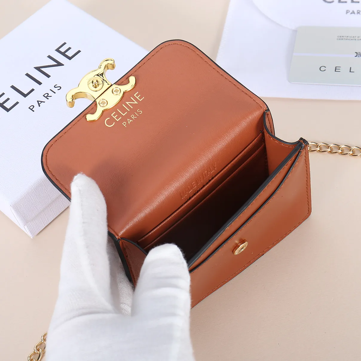 💰140, Celine's new chain TRIOMPHE business card bag, which can be worn cross-body, has a large cowhide surface with plain microfiber, gold-finished TRIOMPHE metal snap closure, 1 thickened main compartment, and 3 inner card slots. No.: 10N062 Size: 10.5x8.5x3 cm