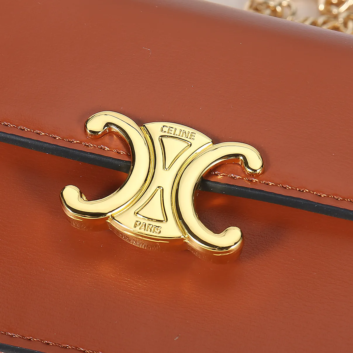 💰140, Celine's new chain TRIOMPHE business card bag, which can be worn cross-body, has a large cowhide surface with plain microfiber, gold-finished TRIOMPHE metal snap closure, 1 thickened main compartment, and 3 inner card slots. No.: 10N062 Size: 10.5x8.5x3 cm