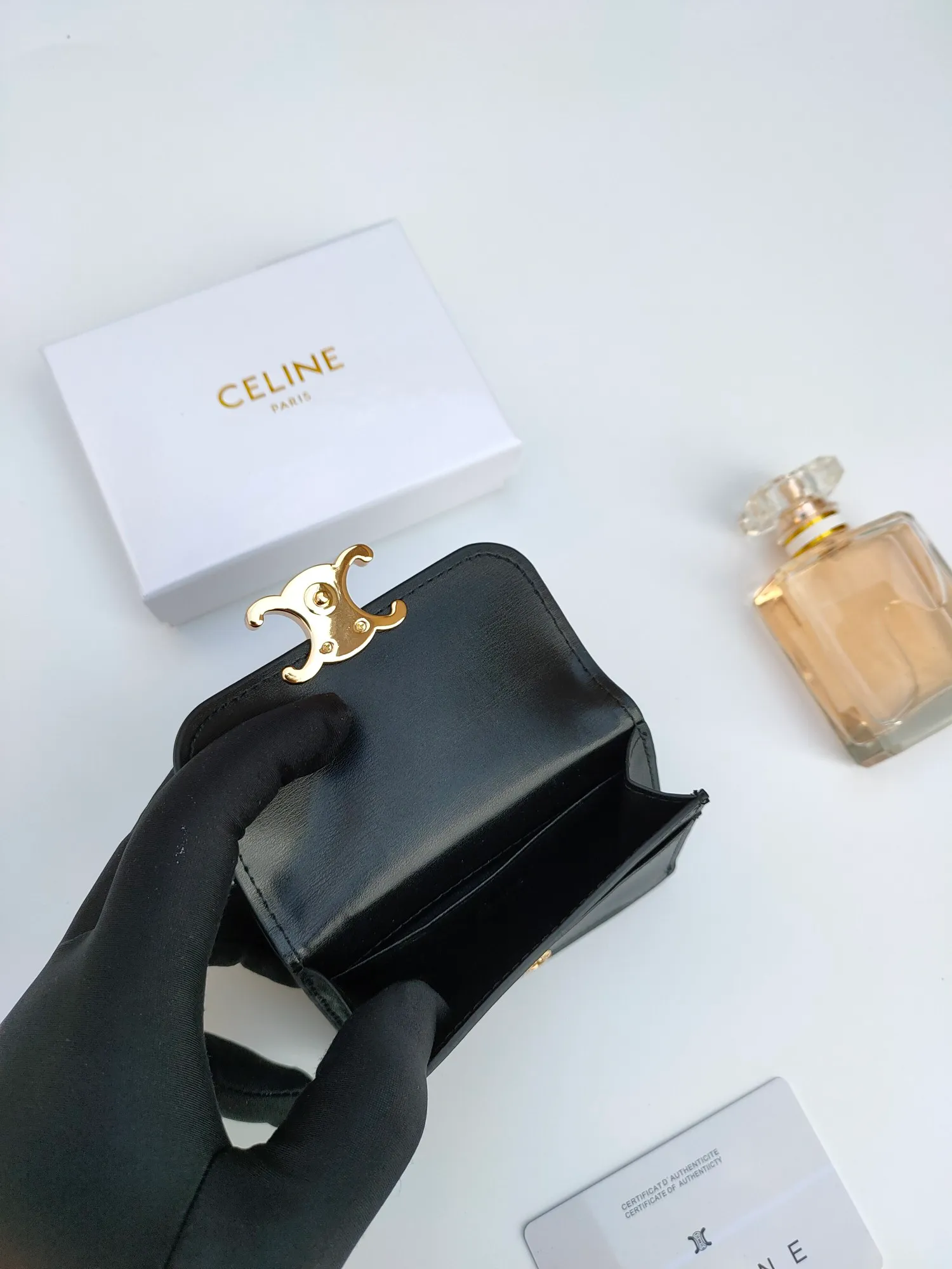 ￥110 CELINE’s latest TRIOMPHE leather flip card holder, gold finish, snap button closure, model number: 101583, size: 10.5*7cm