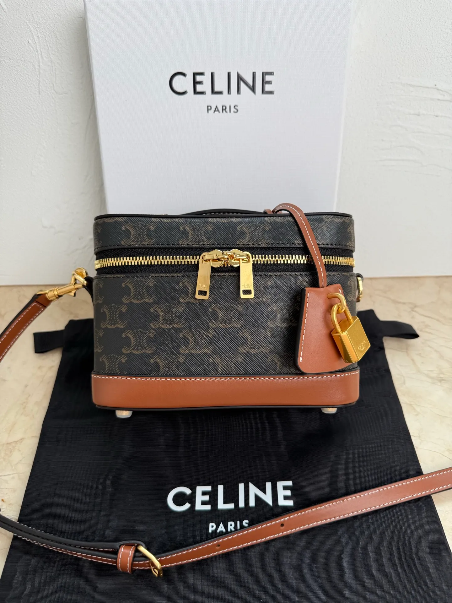 p1400 now ✔️ New product launched CE VANITY cosmetic bag 👛 This classic cosmetic bag is based on MAISON CE cosmetic bag. It is new in the handbag series this season, and the size is very good. The cosmetic bag is practical, versatile and exquisite, and the name comes from its CE shape. CE VANITY launches natural calfskin for the first season, CE’s most noble original leather, with a strong texture and the ability to create a delicate and distinct structure! The chains of the Arc de Triomphe were inspired. Tan leather trim is a feature of CE TRIOMPHE CANVAS! 🔍Model: 119463 Size: 18x10x13cm