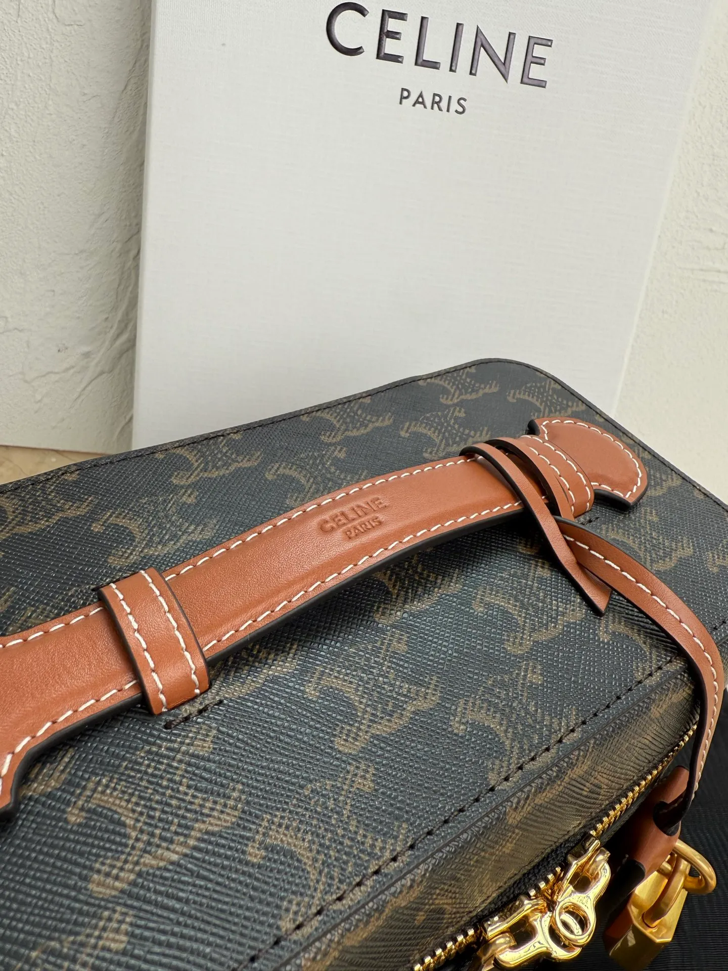 p1400 now ✔️ New product launched CE VANITY cosmetic bag 👛 This classic cosmetic bag is based on MAISON CE cosmetic bag. It is new in the handbag series this season, and the size is very good. The cosmetic bag is practical, versatile and exquisite, and the name comes from its CE shape. CE VANITY launches natural calfskin for the first season, CE’s most noble original leather, with a strong texture and the ability to create a delicate and distinct structure! The chains of the Arc de Triomphe were inspired. Tan leather trim is a feature of CE TRIOMPHE CANVAS! 🔍Model: 119463 Size: 18x10x13cm
