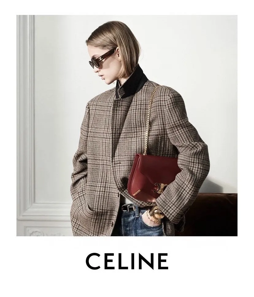 As always, it is made of glossy calfskin, paired with the classic Arc de Triomphe logo, and a super hot metal chain, making it versatile and fashionable! 199273