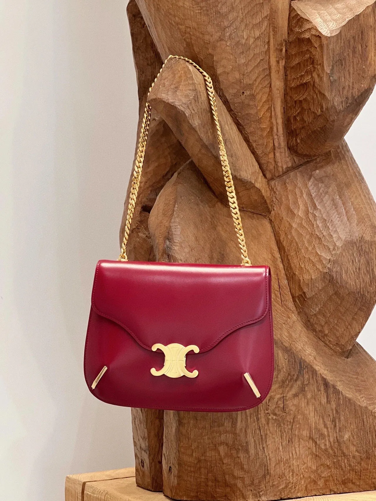 As always, it is made of glossy calfskin, paired with the classic Arc de Triomphe logo, and a super hot metal chain, making it versatile and fashionable! 199273