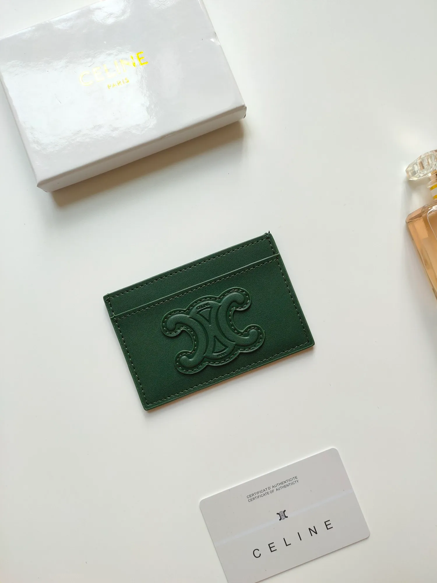 ￥90 CELINE's new embossed logo card holder, made of first-layer cowhide, two card slots + one middle pocket. Style number: 10B703 Size: 10.5 X 7cm