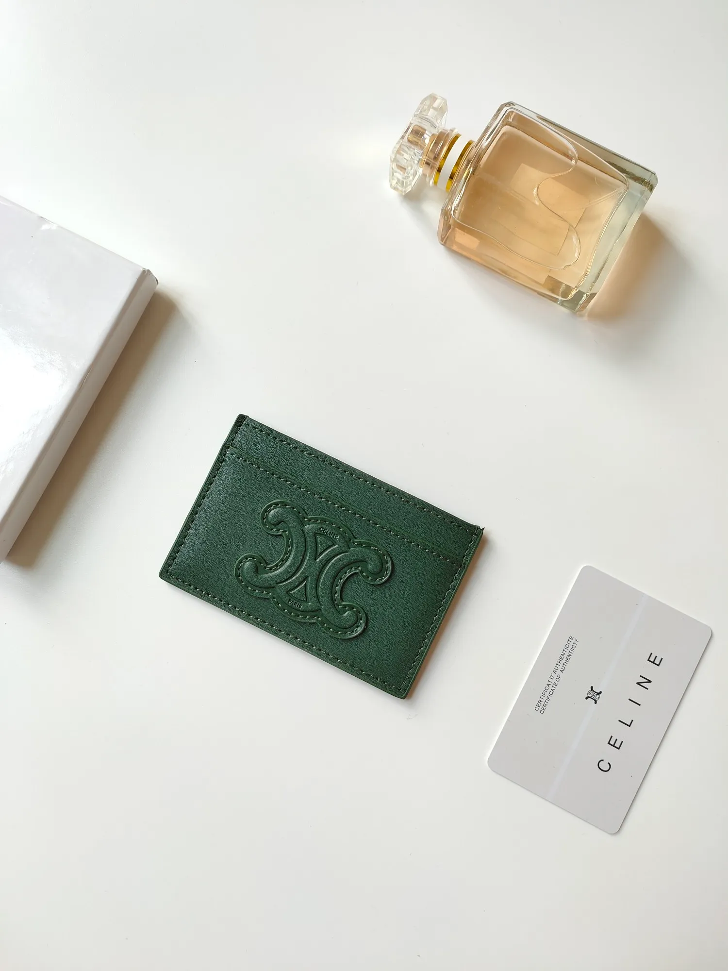 ￥90 CELINE's new embossed logo card holder, made of first-layer cowhide, two card slots + one middle pocket. Style number: 10B703 Size: 10.5 X 7cm