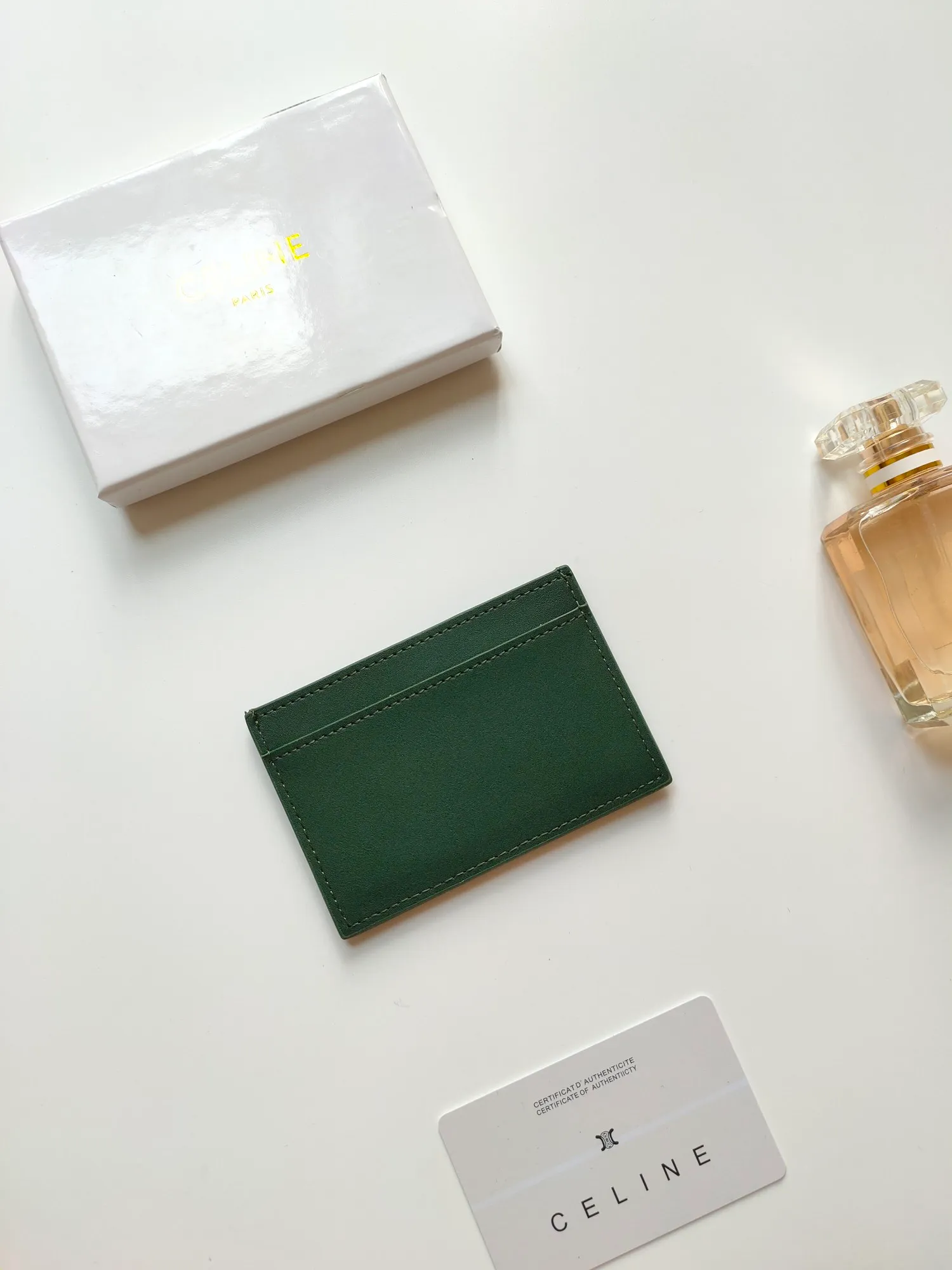 ￥90 CELINE's new embossed logo card holder, made of first-layer cowhide, two card slots + one middle pocket. Style number: 10B703 Size: 10.5 X 7cm