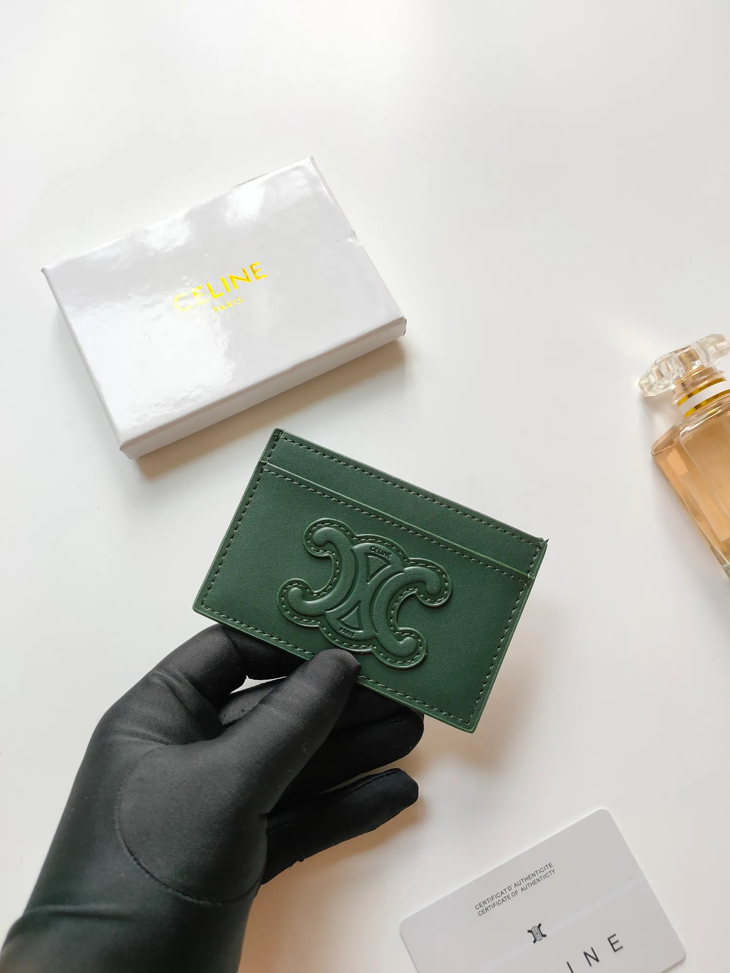 ￥90 CELINE's new embossed logo card holder, made of first-layer cowhide, two card slots + one middle pocket. Style number: 10B703 Size: 10.5 X 7cm