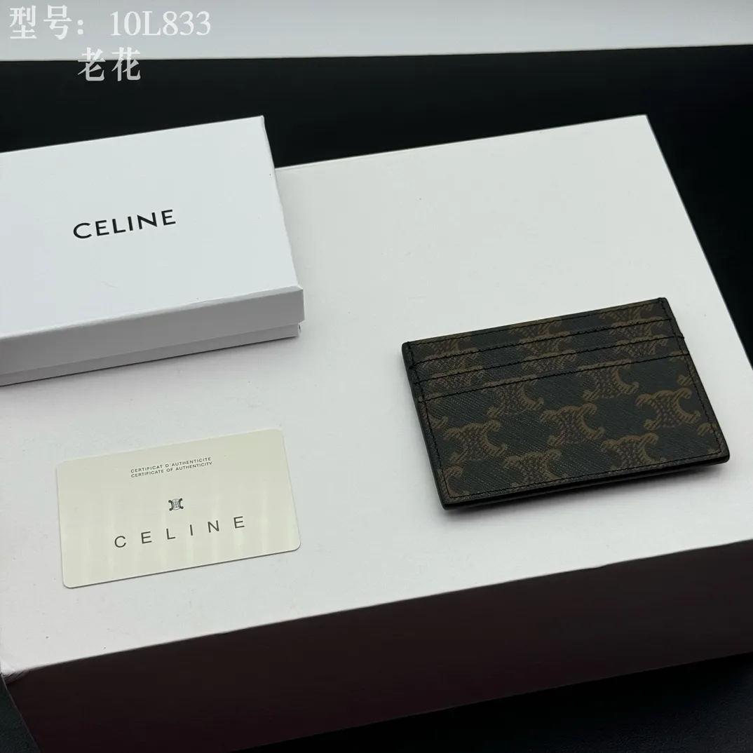 💰90 💎Top quality high version calf leather 💌 𝗖𝗘𝗟𝗜𝗡𝗘 | 𝗧𝗥𝗜𝗢𝗠𝗣𝗛𝗘 Arc de Triomphe small card holder 〰️ Celine's new embossed logo card holder, made of first-layer cowhide, two card slots + one middle pocket. Style number: 10L833 Size: 10.5×7cm