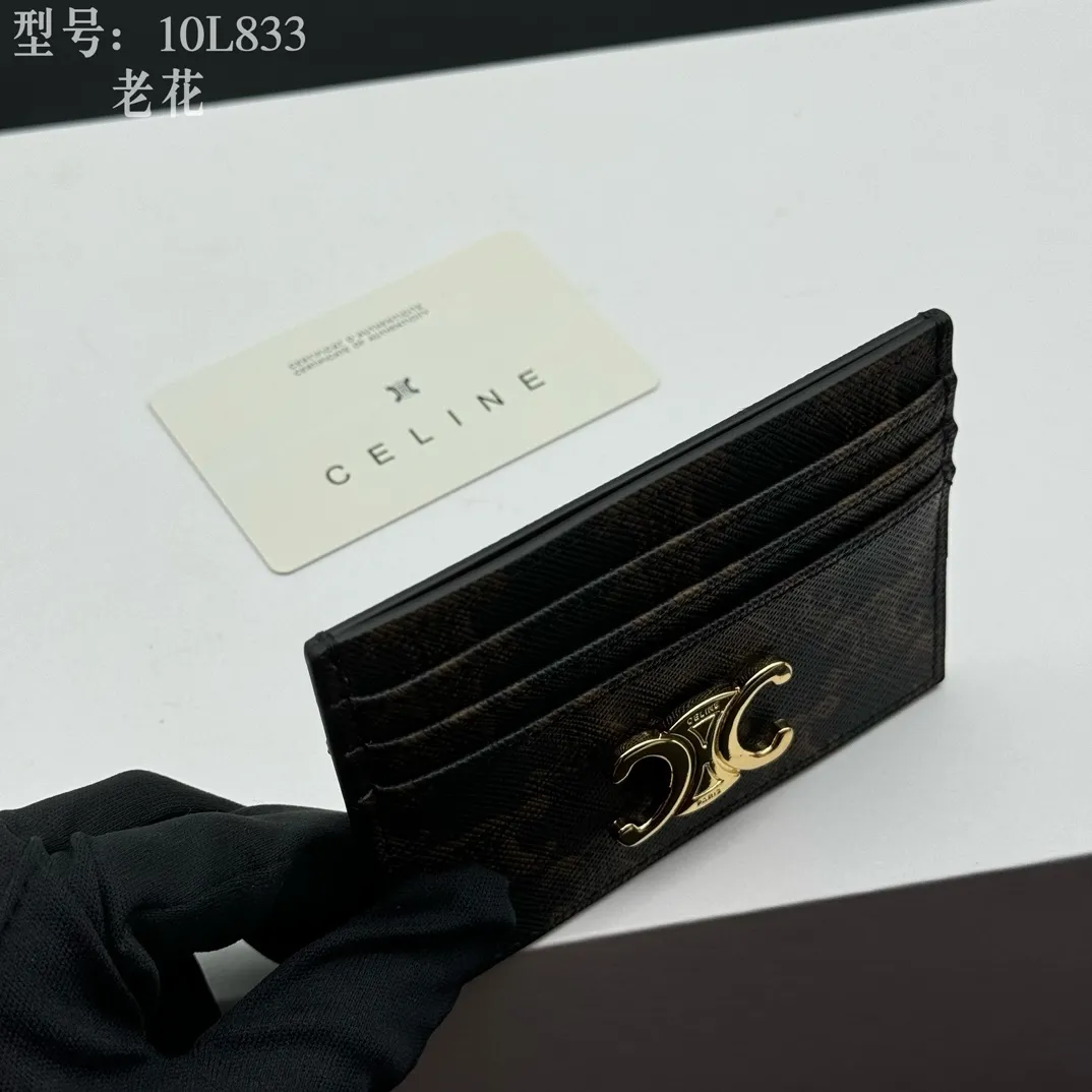 💰90 💎Top quality high version calf leather 💌 𝗖𝗘𝗟𝗜𝗡𝗘 | 𝗧𝗥𝗜𝗢𝗠𝗣𝗛𝗘 Arc de Triomphe small card holder 〰️ Celine's new embossed logo card holder, made of first-layer cowhide, two card slots + one middle pocket. Style number: 10L833 Size: 10.5×7cm
