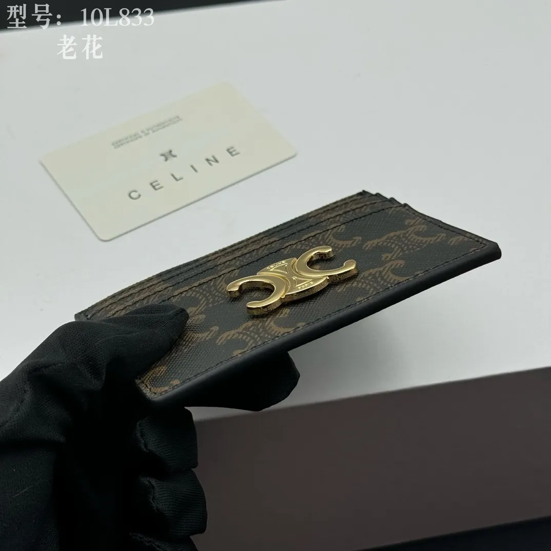 💰90 💎Top quality high version calf leather 💌 𝗖𝗘𝗟𝗜𝗡𝗘 | 𝗧𝗥𝗜𝗢𝗠𝗣𝗛𝗘 Arc de Triomphe small card holder 〰️ Celine's new embossed logo card holder, made of first-layer cowhide, two card slots + one middle pocket. Style number: 10L833 Size: 10.5×7cm