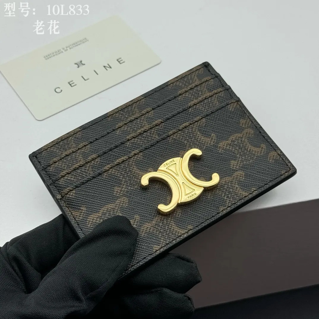 💰90 💎Top quality high version calf leather 💌 𝗖𝗘𝗟𝗜𝗡𝗘 | 𝗧𝗥𝗜𝗢𝗠𝗣𝗛𝗘 Arc de Triomphe small card holder 〰️ Celine's new embossed logo card holder, made of first-layer cowhide, two card slots + one middle pocket. Style number: 10L833 Size: 10.5×7cm