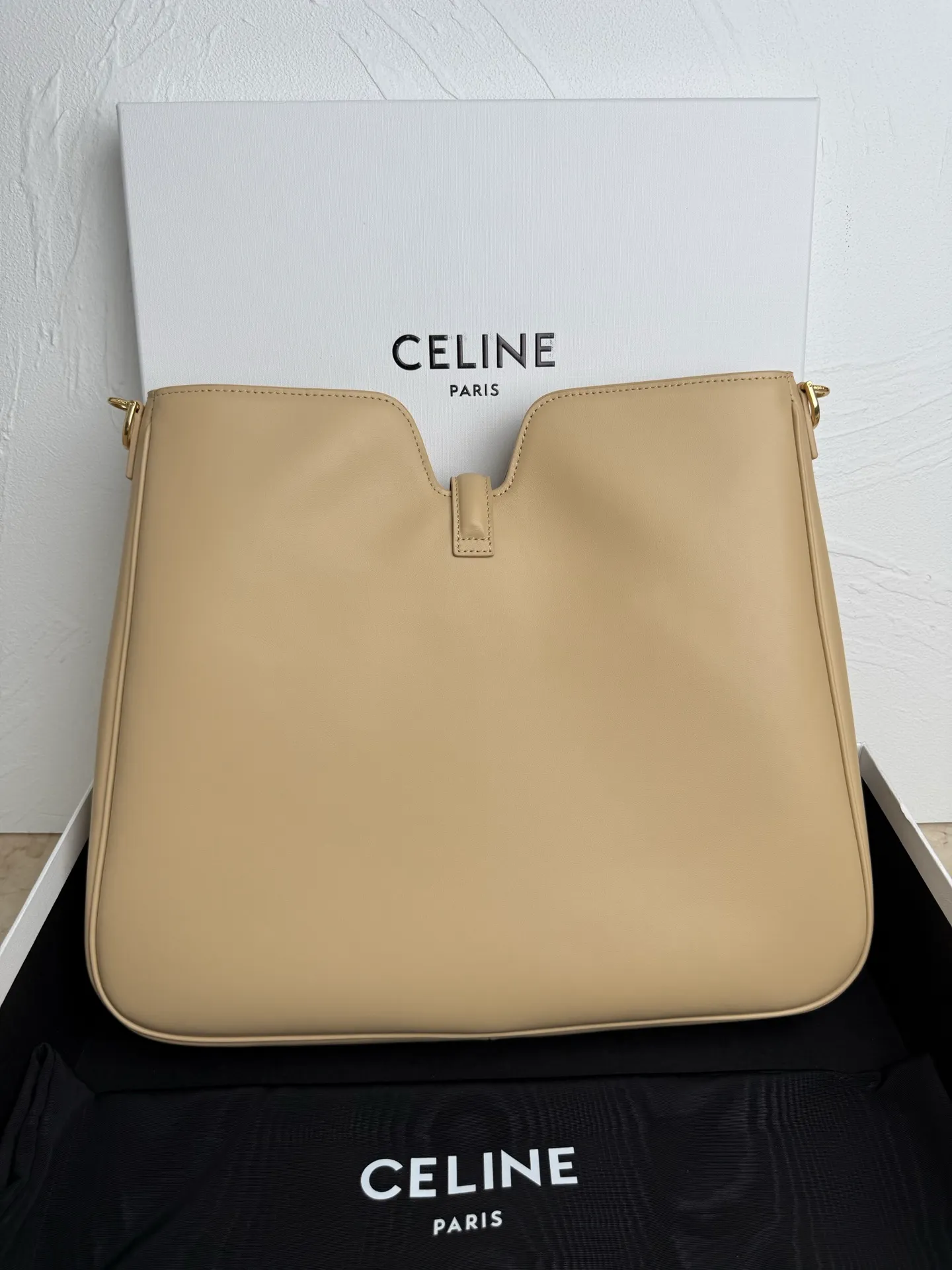 p1840 CAMILLE 16 SOFT Medium Smooth Cow Leather Handbag 14.2 1 detachable hand/shoulder strap, 9.8" (25cm) length 1 detachable and adjustable shoulder strap for cross-body wear, minimum length 16.5" (42cm), maximum length 19" (48cm) Number: 119563FX9.03PA