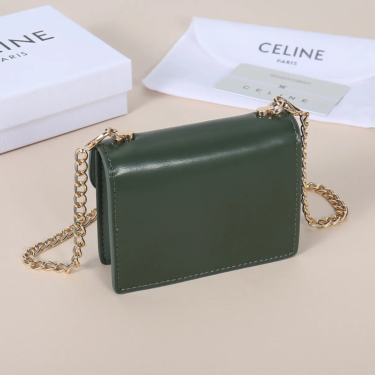 💰140, Celine's new chain TRIOMPHE business card bag, which can be worn cross-body, has a large cowhide surface with plain microfiber, gold-finished TRIOMPHE metal snap closure, 1 thickened main compartment, and 3 inner card slots. No.: 10N062 Size: 10.5x8.5x3 cm