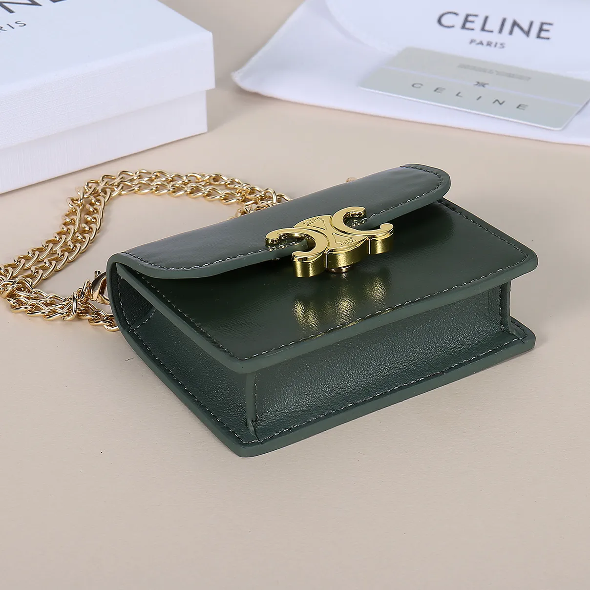 💰140, Celine's new chain TRIOMPHE business card bag, which can be worn cross-body, has a large cowhide surface with plain microfiber, gold-finished TRIOMPHE metal snap closure, 1 thickened main compartment, and 3 inner card slots. No.: 10N062 Size: 10.5x8.5x3 cm