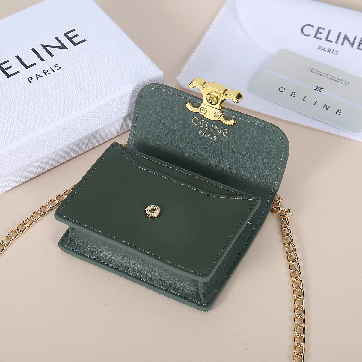 💰140, Celine's new chain TRIOMPHE business card bag, which can be worn cross-body, has a large cowhide surface with plain microfiber, gold-finished TRIOMPHE metal snap closure, 1 thickened main compartment, and 3 inner card slots. No.: 10N062 Size: 10.5x8.5x3 cm