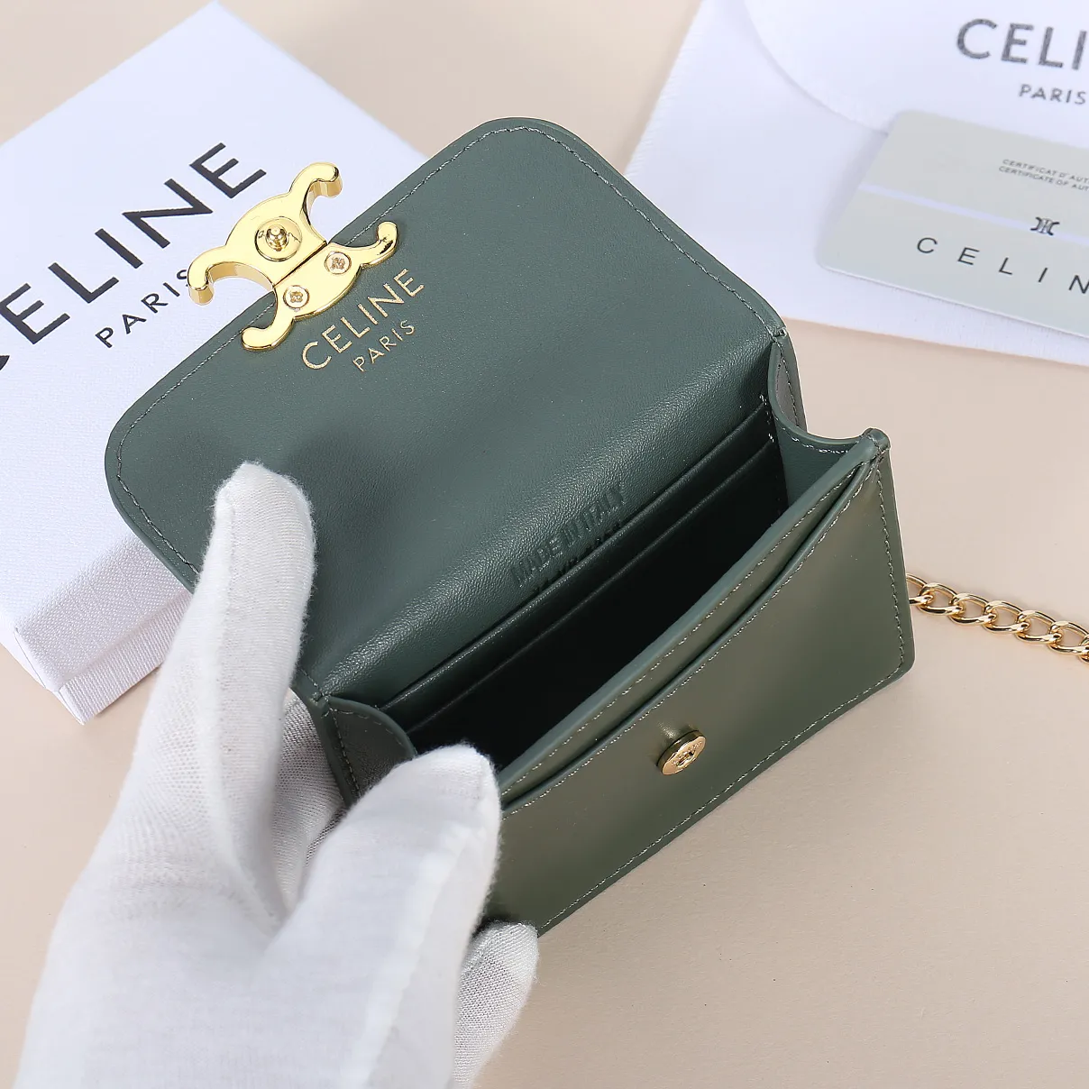 💰140, Celine's new chain TRIOMPHE business card bag, which can be worn cross-body, has a large cowhide surface with plain microfiber, gold-finished TRIOMPHE metal snap closure, 1 thickened main compartment, and 3 inner card slots. No.: 10N062 Size: 10.5x8.5x3 cm
