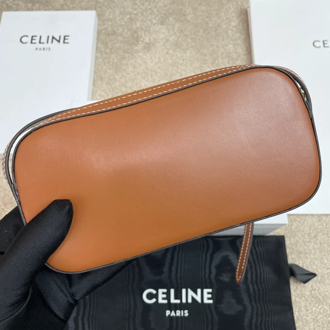 Mini/shoulder camera bag, armpit bag This model can hold larger smartphone models such as PLUS. Body cow leather. Lining cow leather/fabric. Suitable for shoulder or hand carry. Zipper lock. 1 main compartment. 1 flat pocket. Adjustable shoulder strap 6 inches long (16cm). Model: 10J582. Size: 20*10*3🌺🌺🌺