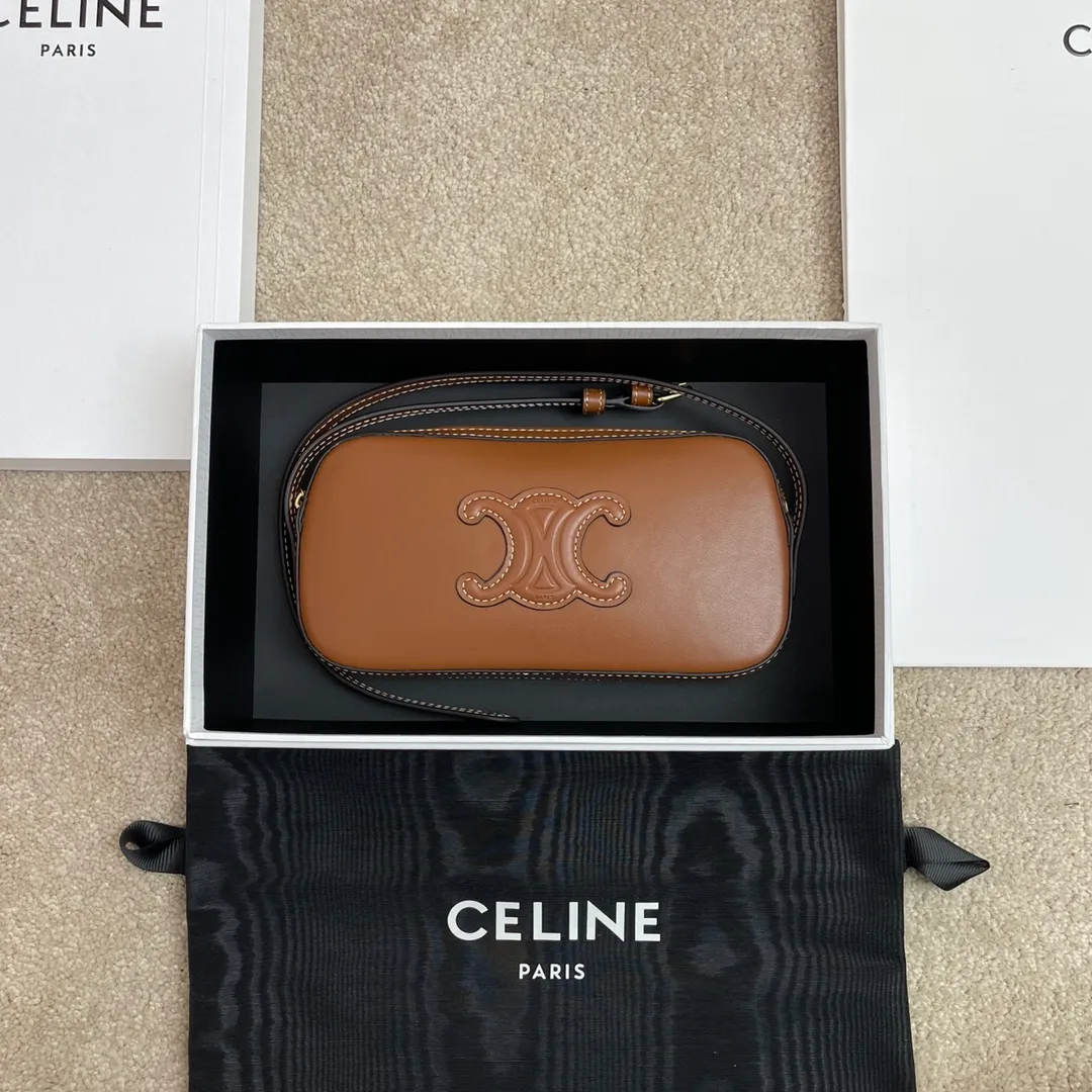 Mini/shoulder camera bag, armpit bag This model can hold larger smartphone models such as PLUS. Body cow leather. Lining cow leather/fabric. Suitable for shoulder or hand carry. Zipper lock. 1 main compartment. 1 flat pocket. Adjustable shoulder strap 6 inches long (16cm). Model: 10J582. Size: 20*10*3🌺🌺🌺
