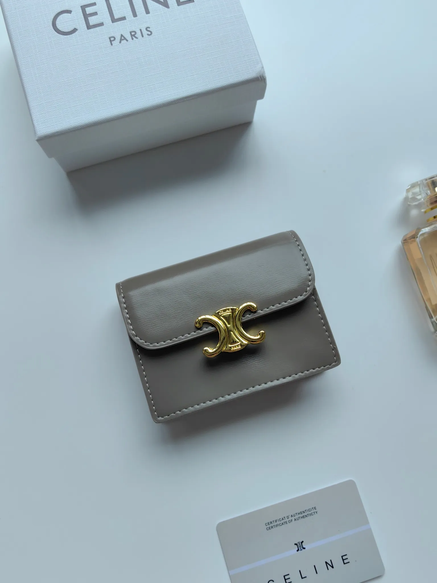 💰130 Celine's new card holder, TRIOMPHE business card holder, classic pattern large surface with plain microfiber interior, gold finish TRIOMPHE metal snap closure, 1 thickened main compartment, 3 inner card slots. No.: 10N063 Size: 10.5x8.5x3 cm