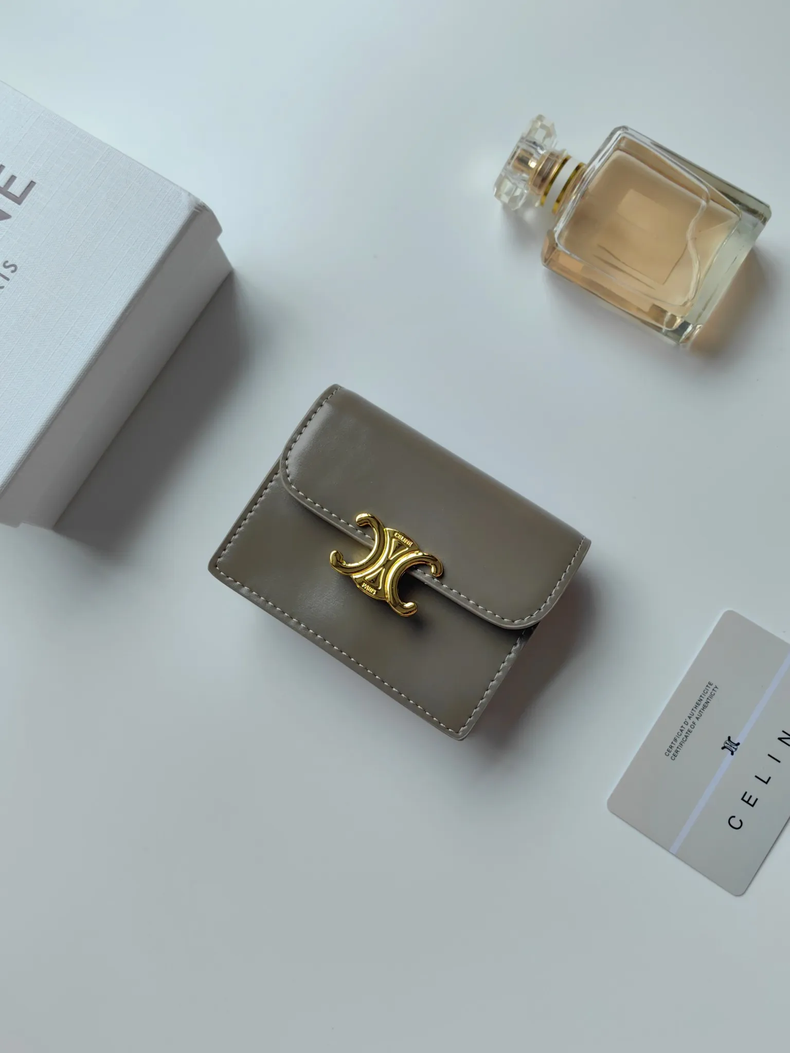 💰130 Celine's new card holder, TRIOMPHE business card holder, classic pattern large surface with plain microfiber interior, gold finish TRIOMPHE metal snap closure, 1 thickened main compartment, 3 inner card slots. No.: 10N063 Size: 10.5x8.5x3 cm