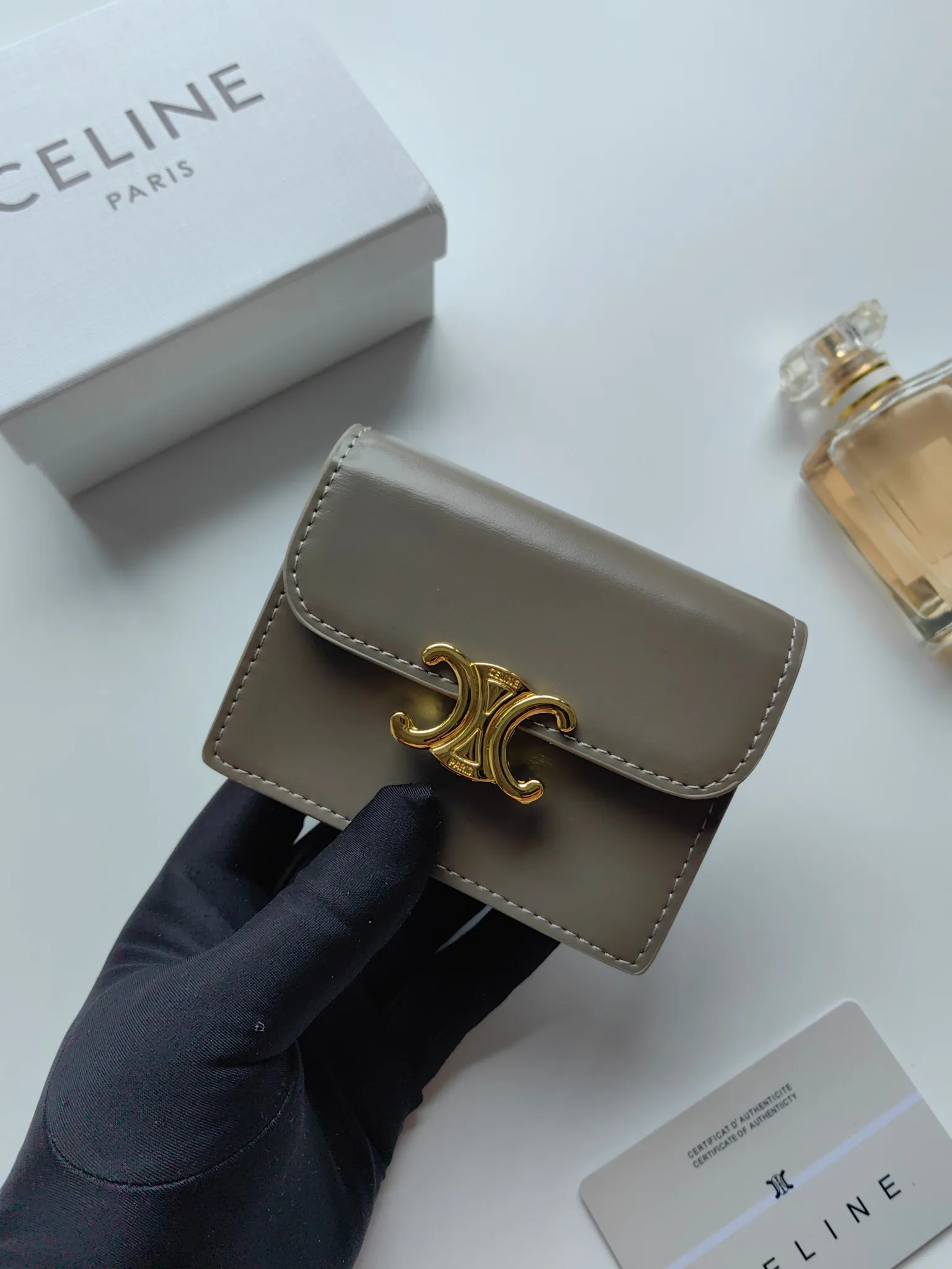 💰130 Celine's new card holder, TRIOMPHE business card holder, classic pattern large surface with plain microfiber interior, gold finish TRIOMPHE metal snap closure, 1 thickened main compartment, 3 inner card slots. No.: 10N063 Size: 10.5x8.5x3 cm