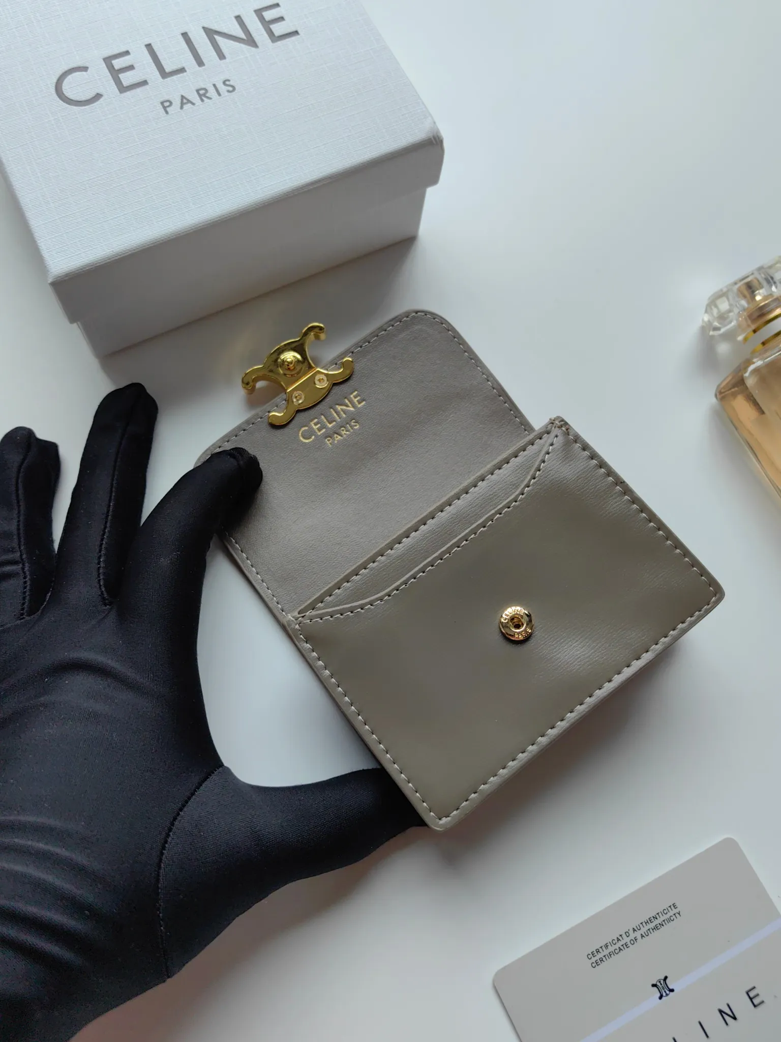 💰130 Celine's new card holder, TRIOMPHE business card holder, classic pattern large surface with plain microfiber interior, gold finish TRIOMPHE metal snap closure, 1 thickened main compartment, 3 inner card slots. No.: 10N063 Size: 10.5x8.5x3 cm