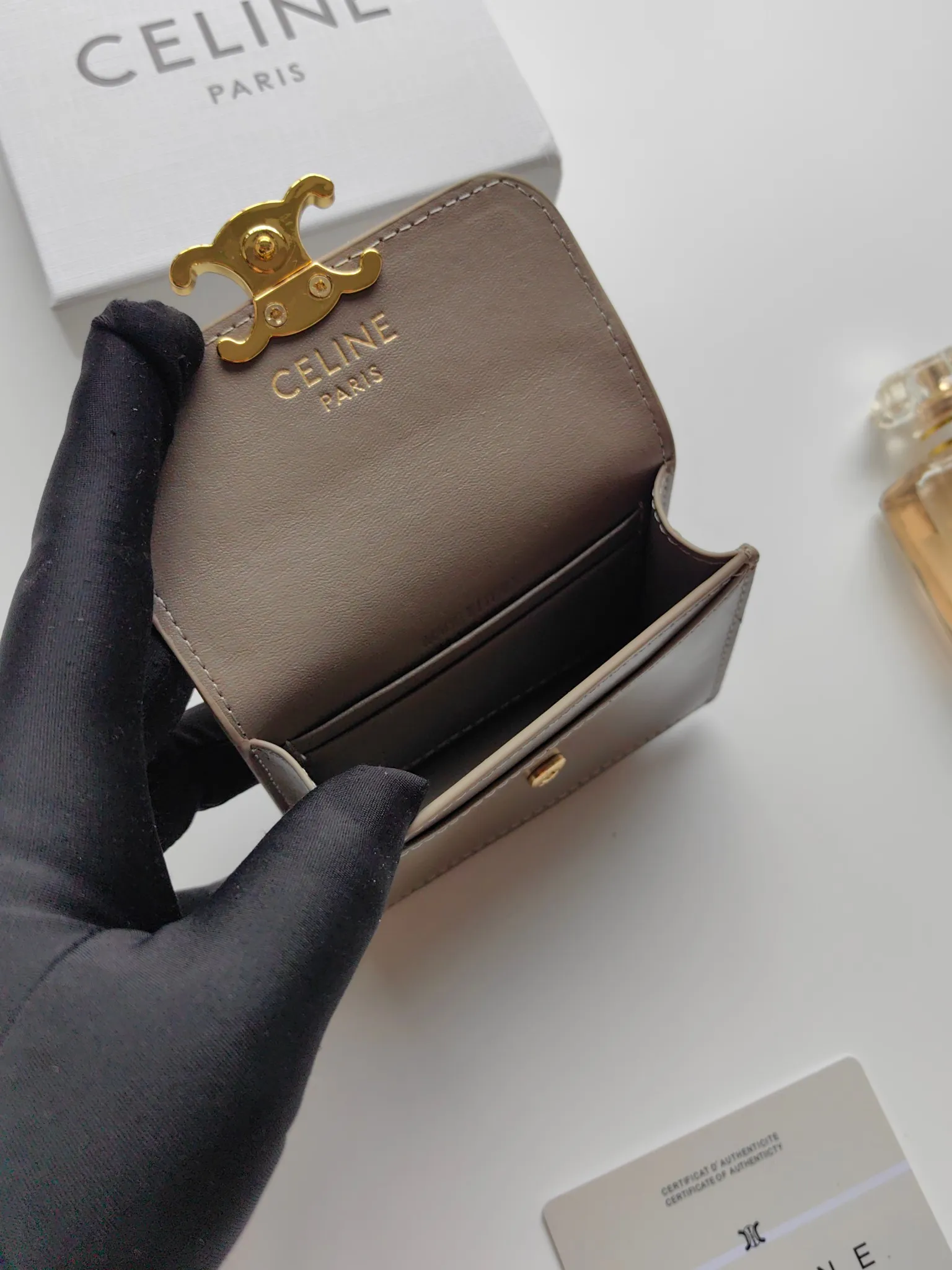 💰130 Celine's new card holder, TRIOMPHE business card holder, classic pattern large surface with plain microfiber interior, gold finish TRIOMPHE metal snap closure, 1 thickened main compartment, 3 inner card slots. No.: 10N063 Size: 10.5x8.5x3 cm