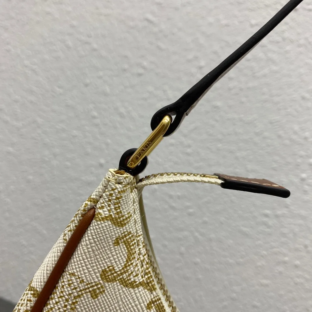 #CELI-NE AVA underarm bag ⚠️The new version has upgraded all-steel hardware → rolled over the old version of alloy → exquisite details, order with confidence, perfect. This underarm bag is really beautiful! Size: 24.5-18-7.5