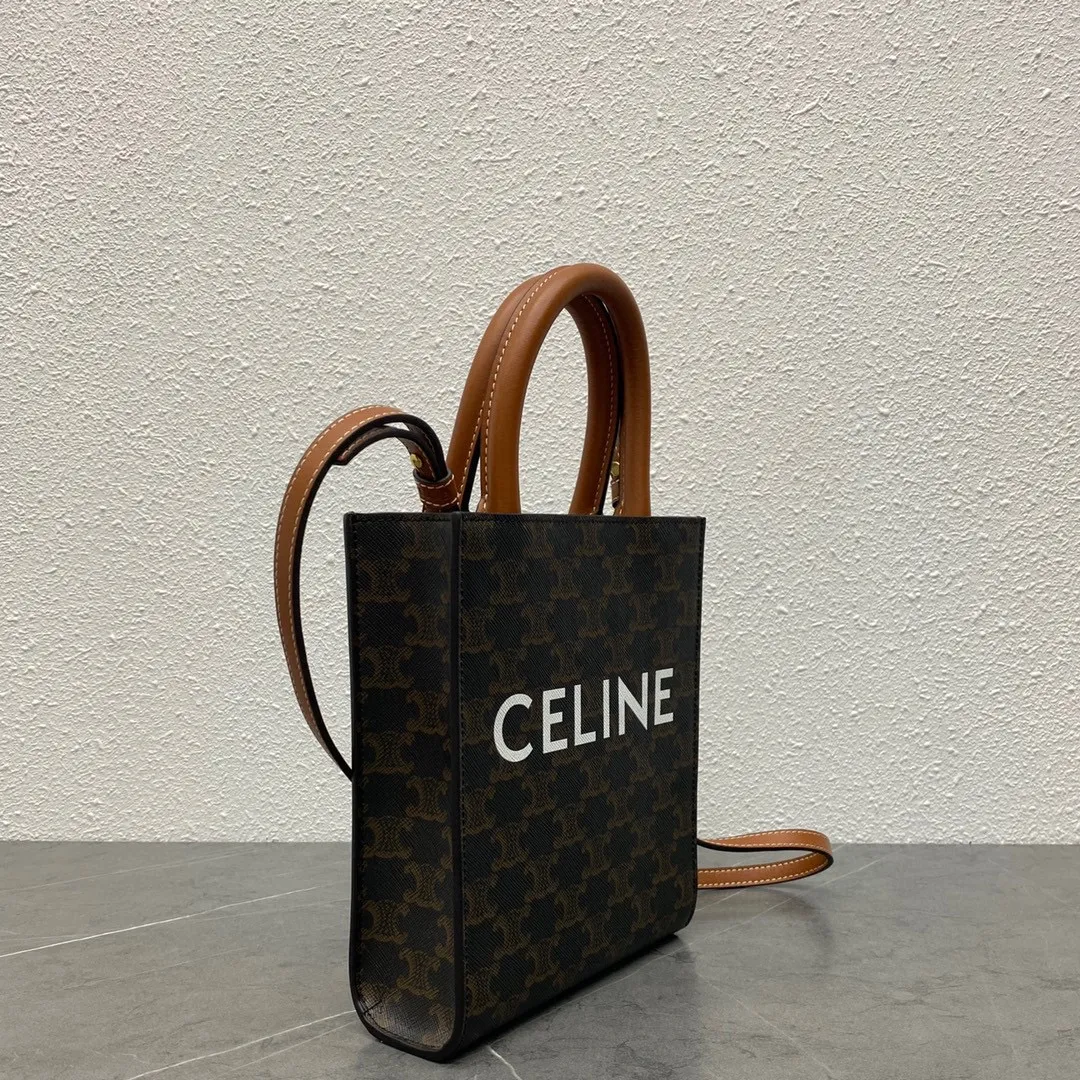 Triomphe Mini Tote 💯Comes with a little elf 〰️It’s simply not too cute. It’s an irresistible charm for all the beauties 🤳🏻Model No.: 193302 Material Yellow Crane Brown Size: 17-20-6