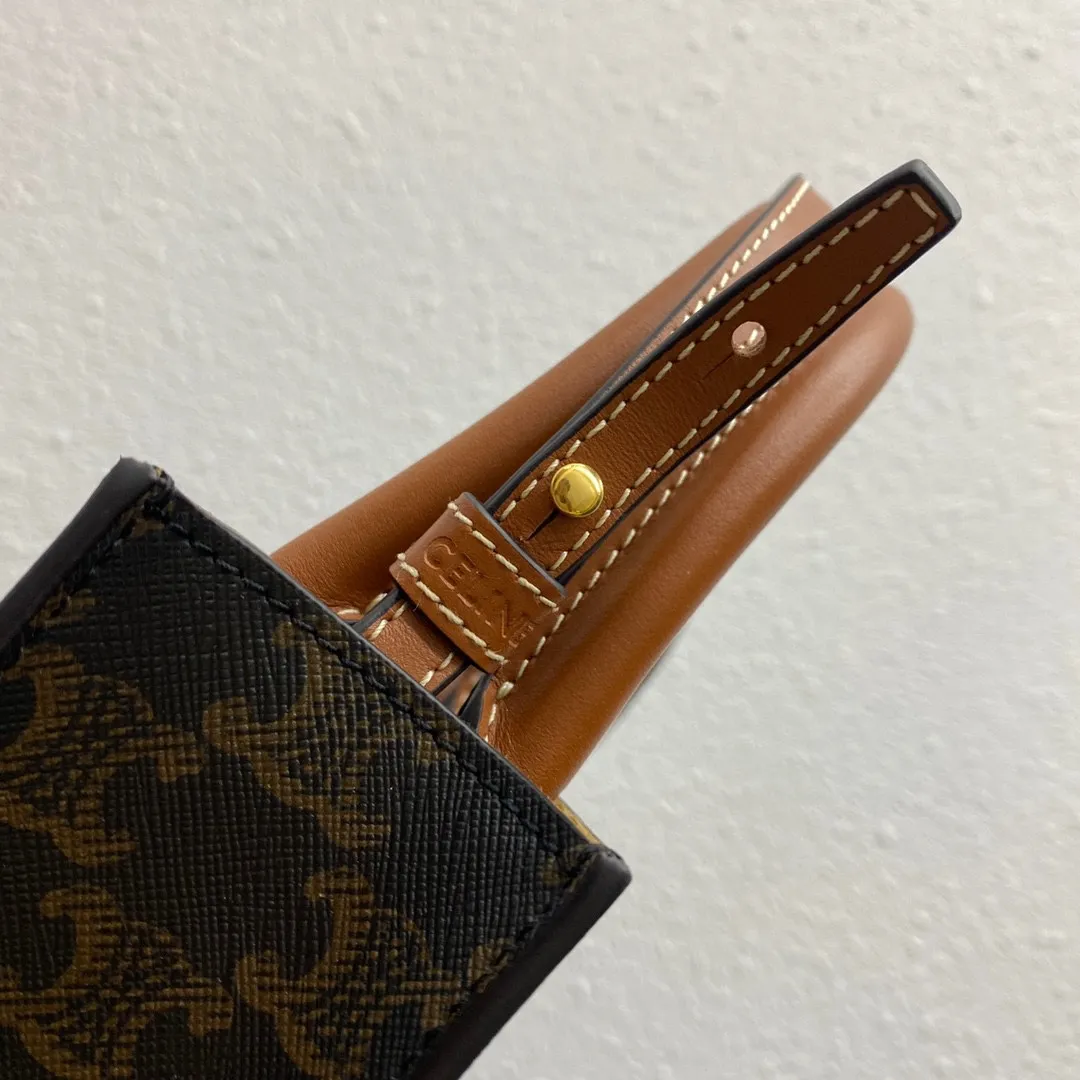 Triomphe Mini Tote 💯Comes with a little elf 〰️It’s simply not too cute. It’s an irresistible charm for all the beauties 🤳🏻Model No.: 193302 Material Yellow Crane Brown Size: 17-20-6
