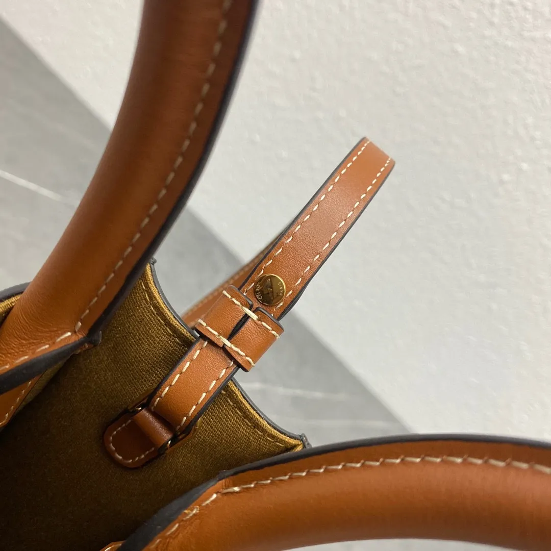 Triomphe Mini Tote 💯Comes with a little elf 〰️It’s simply not too cute. It’s an irresistible charm for all the beauties 🤳🏻Model No.: 193302 Material Yellow Crane Brown Size: 17-20-6