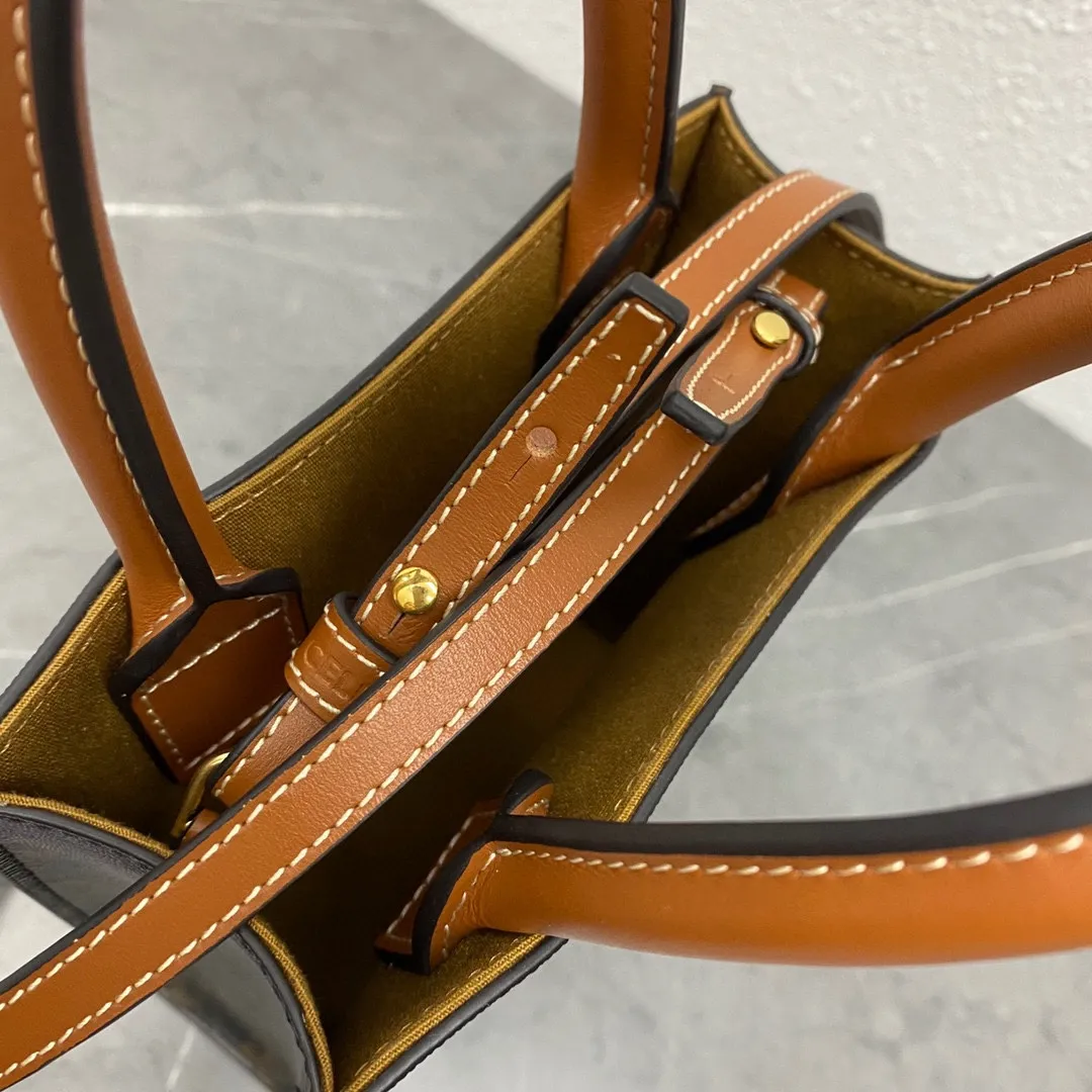 Triomphe Mini Tote 💯Comes with a little elf 〰️It’s simply not too cute. It’s an irresistible charm for all the beauties 🤳🏻Model No.: 193302 Material Yellow Crane Brown Size: 17-20-6