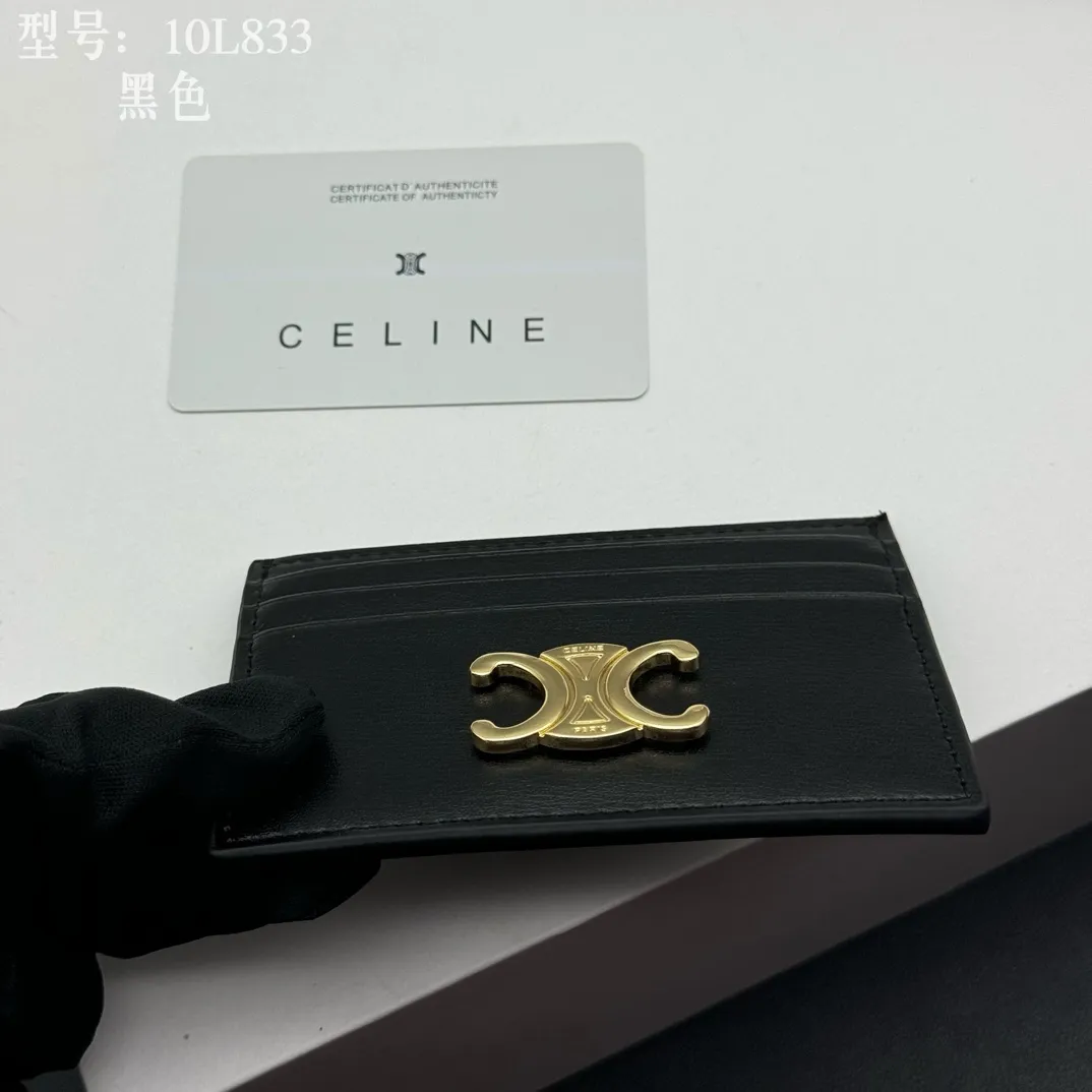 💰90 💎Top quality high version calf leather 💌 𝗖𝗘𝗟𝗜𝗡𝗘 | 𝗧𝗥𝗜𝗢𝗠𝗣𝗛𝗘 Arc de Triomphe small card holder 〰️ Celine's new embossed logo card holder, made of first-layer cowhide, two card slots + one middle pocket. Style number: 10L833 Size: 10.5×7cm