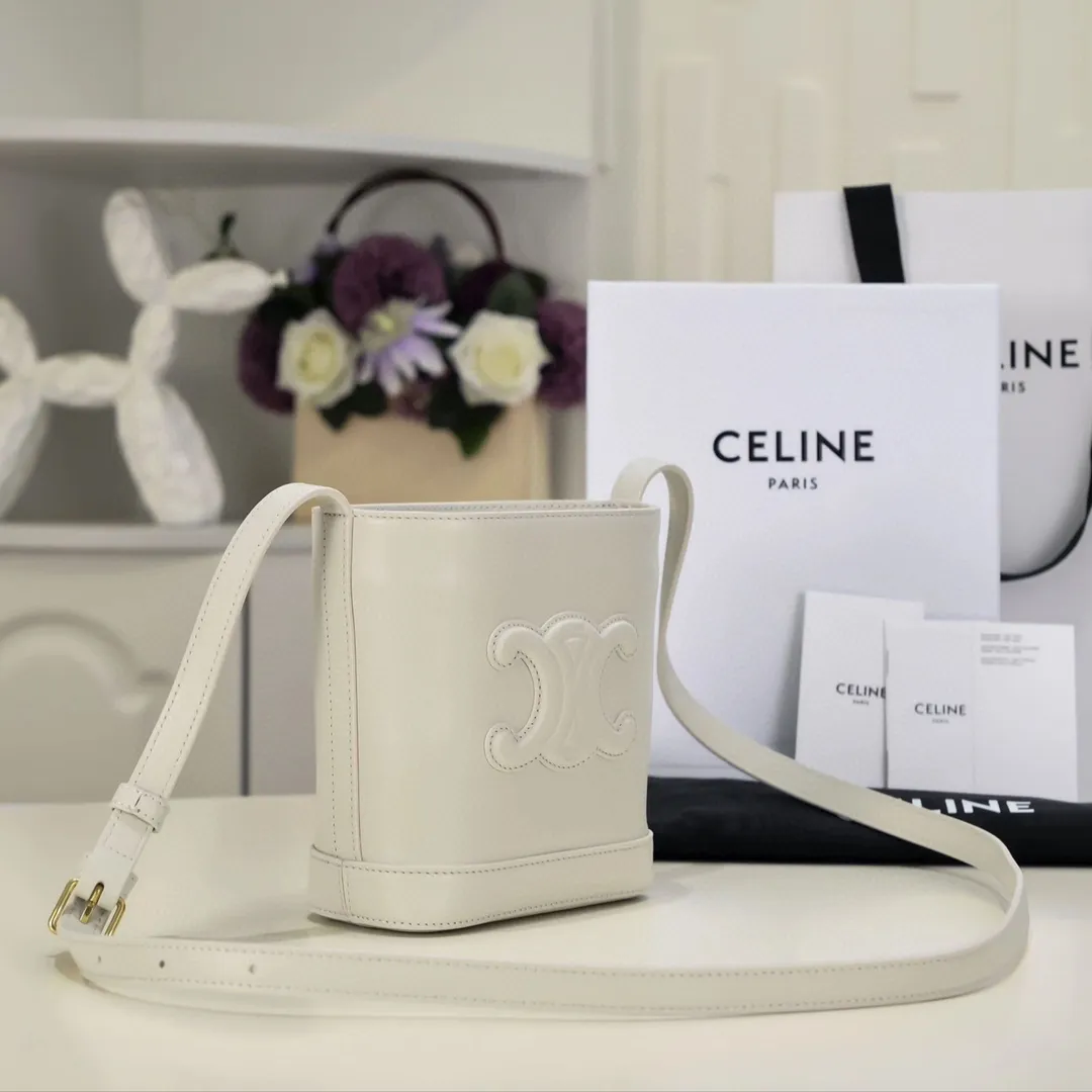2023 new products online 💕 Popular bag recommendations, new products in early spring: BUCKET TRIOMPHE mini smooth cow leather bucket bag. This model can hold PLUS and other larger smartphone models, and can be worn cross-body or on the shoulder. Snap button closure 1 main compartment Internal card slot Adjustable shoulder strap (length: 47 CM) Number: 10L433 Chalk White Size: 19.5 X 16 X 7CM