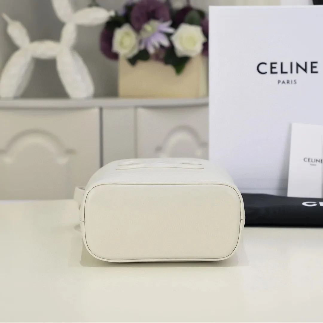 2023 new products online 💕 Popular bag recommendations, new products in early spring: BUCKET TRIOMPHE mini smooth cow leather bucket bag. This model can hold PLUS and other larger smartphone models, and can be worn cross-body or on the shoulder. Snap button closure 1 main compartment Internal card slot Adjustable shoulder strap (length: 47 CM) Number: 10L433 Chalk White Size: 19.5 X 16 X 7CM