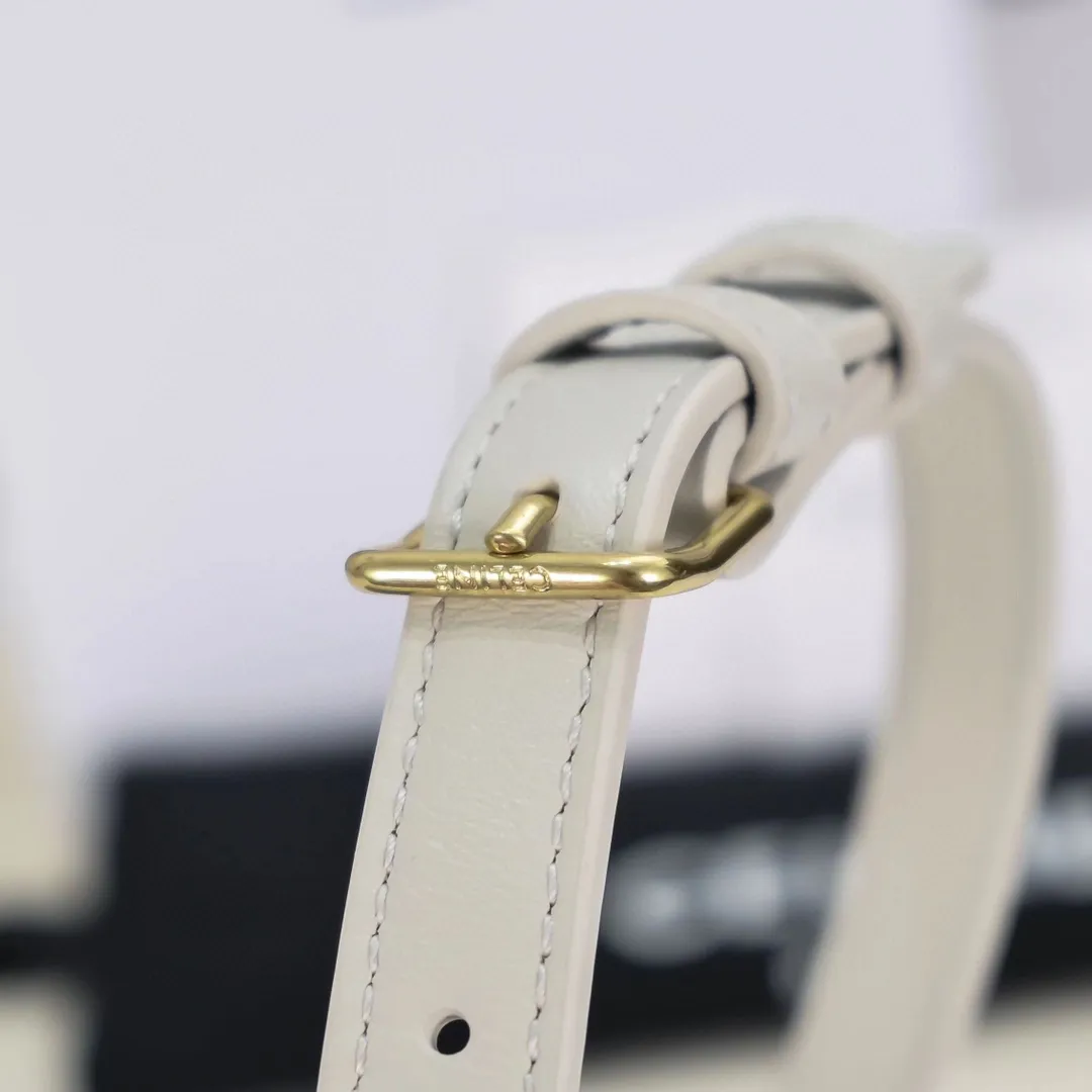 2023 new products online 💕 Popular bag recommendations, new products in early spring: BUCKET TRIOMPHE mini smooth cow leather bucket bag. This model can hold PLUS and other larger smartphone models, and can be worn cross-body or on the shoulder. Snap button closure 1 main compartment Internal card slot Adjustable shoulder strap (length: 47 CM) Number: 10L433 Chalk White Size: 19.5 X 16 X 7CM