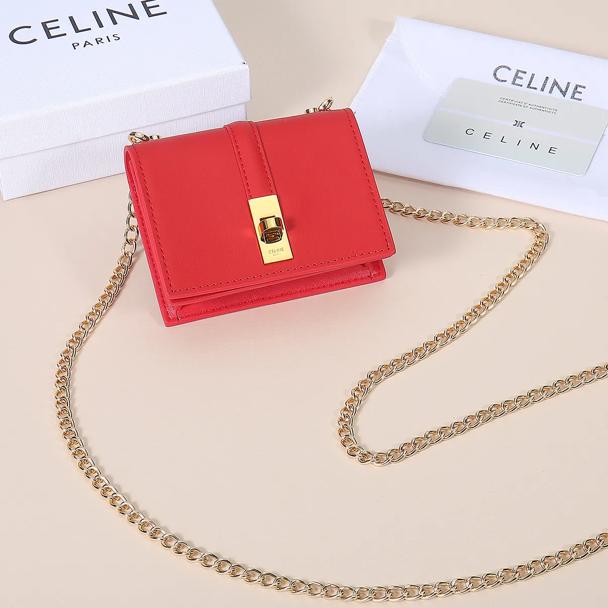💰140, Celine’s latest chain card holder, TRIOMPHE flip chain card holder, can be worn cross-body, classic cowhide with plain microfiber interior, rotating lock closure, 1 thickened main compartment, 2 inner card slots. No.: 10M472 Size: 10.5x8.5x3 cm