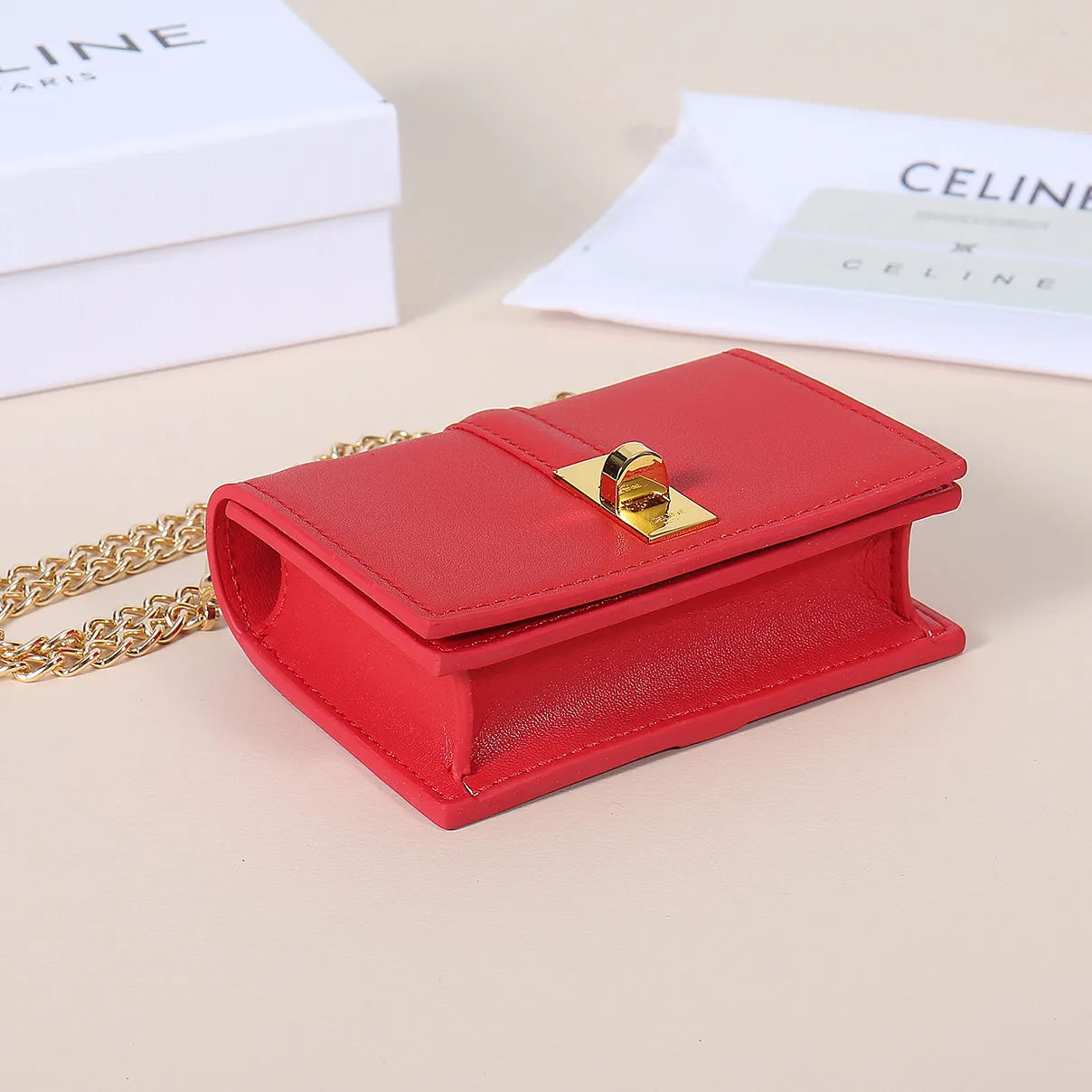 💰140, Celine’s latest chain card holder, TRIOMPHE flip chain card holder, can be worn cross-body, classic cowhide with plain microfiber interior, rotating lock closure, 1 thickened main compartment, 2 inner card slots. No.: 10M472 Size: 10.5x8.5x3 cm