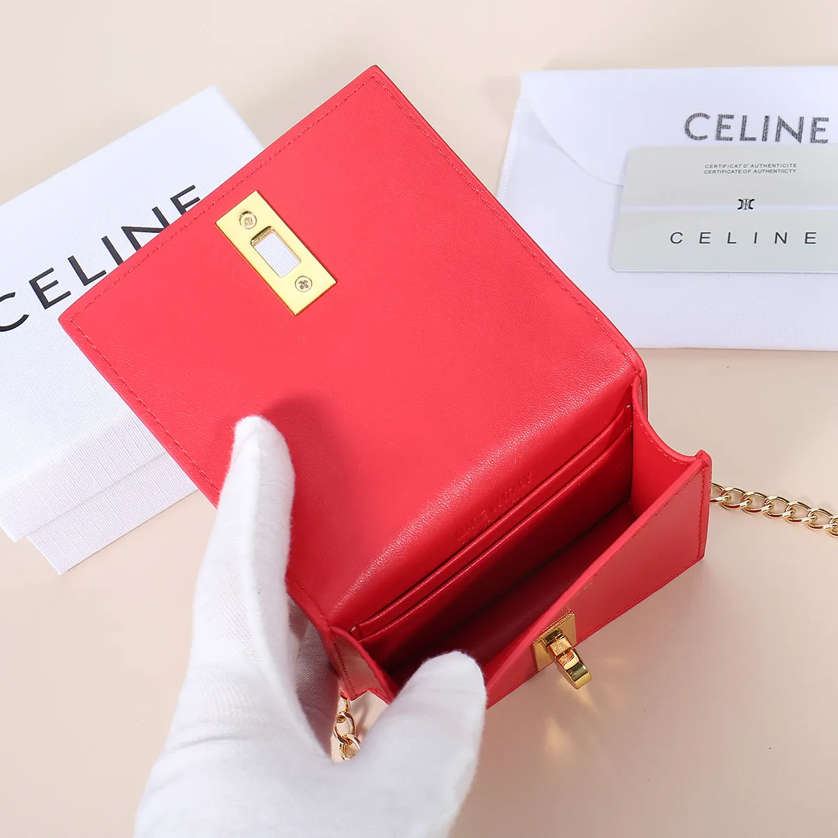💰140, Celine’s latest chain card holder, TRIOMPHE flip chain card holder, can be worn cross-body, classic cowhide with plain microfiber interior, rotating lock closure, 1 thickened main compartment, 2 inner card slots. No.: 10M472 Size: 10.5x8.5x3 cm