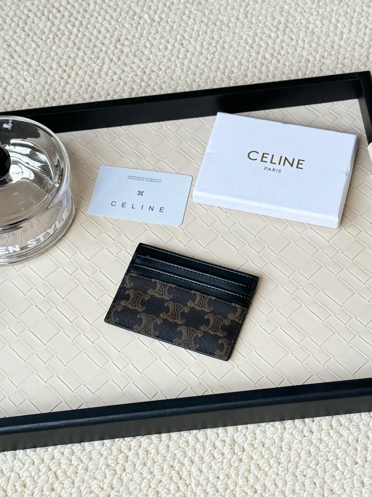 💰100 super mini card holder CELINE's new embossed logo card holder, made of first-layer cowhide, two card slots + one middle pocket Style number: 10L833 Size: 10.5×7cm