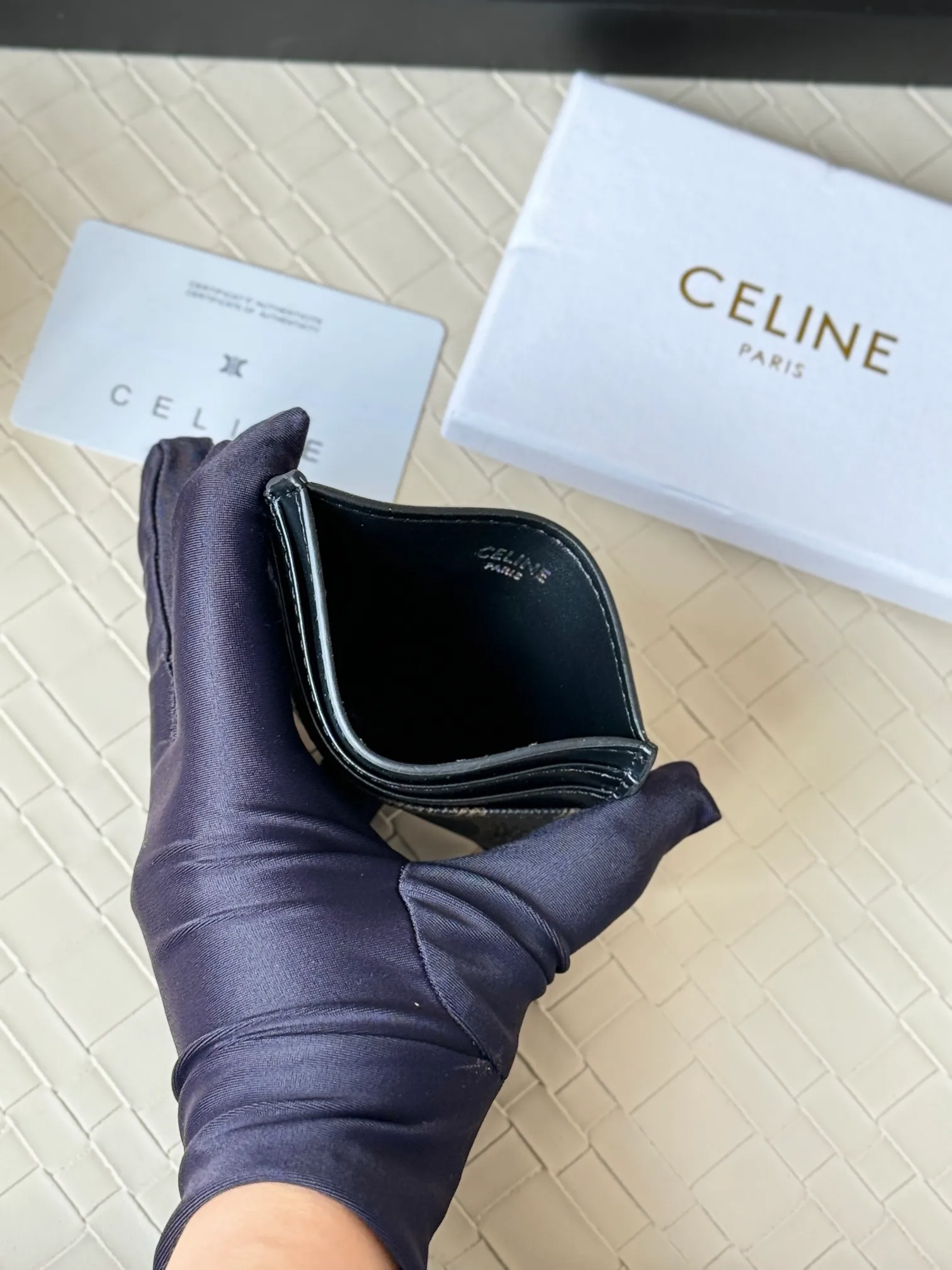 💰100 super mini card holder CELINE's new embossed logo card holder, made of first-layer cowhide, two card slots + one middle pocket Style number: 10L833 Size: 10.5×7cm