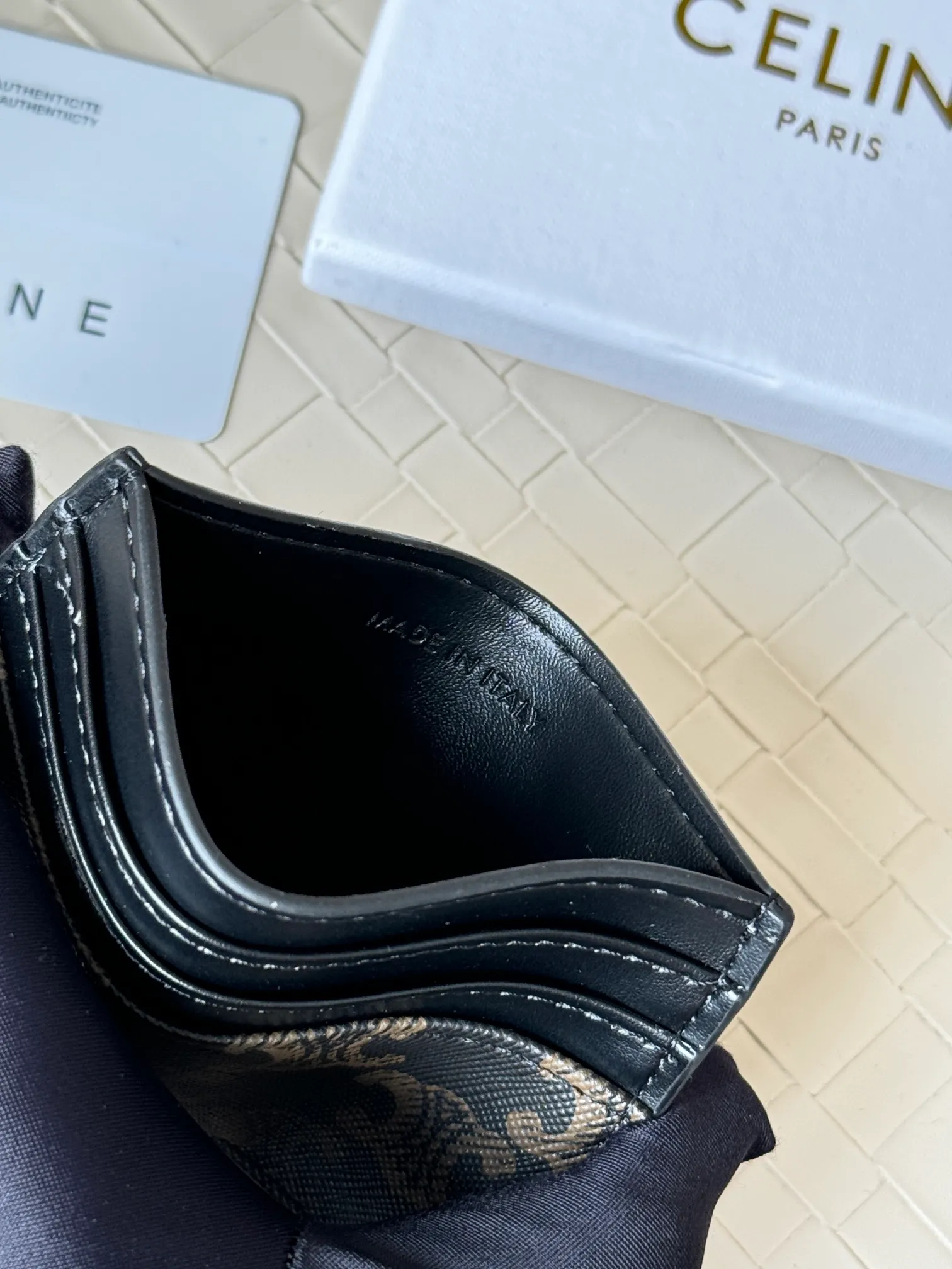 💰100 super mini card holder CELINE's new embossed logo card holder, made of first-layer cowhide, two card slots + one middle pocket Style number: 10L833 Size: 10.5×7cm