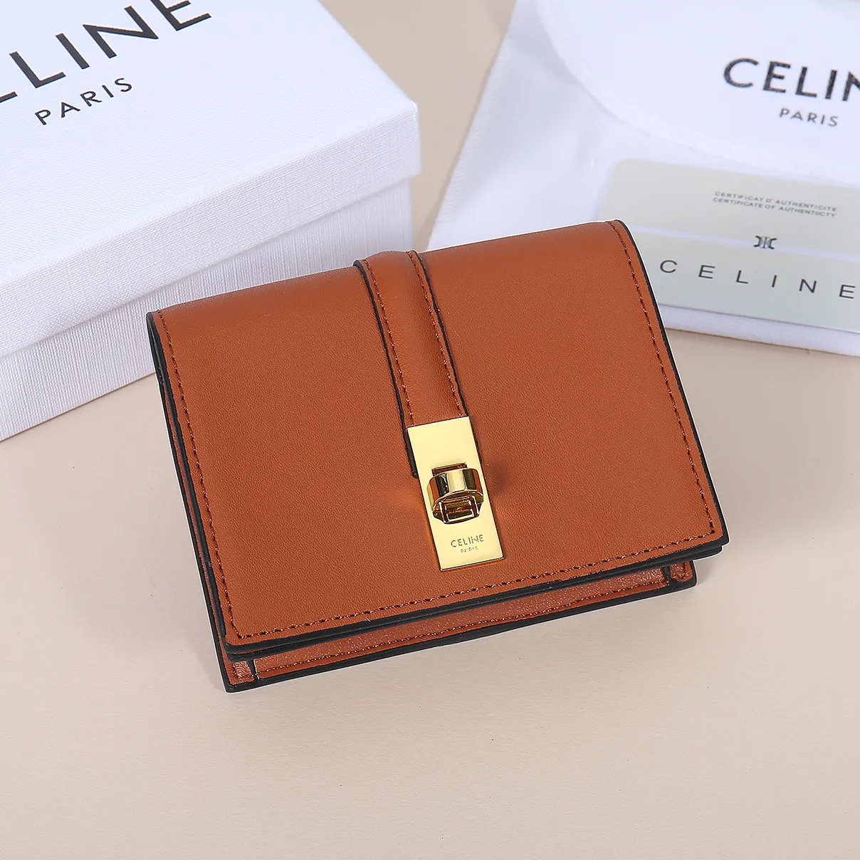 💰130, Celine's new card holder, TRIOMPHE flip card holder, large cowhide with plain microfiber interior, rotating lock closure, 1 thickened main compartment, 2 inner card slots. No.: 10M473 Size: 10.5x8.5x3 cm