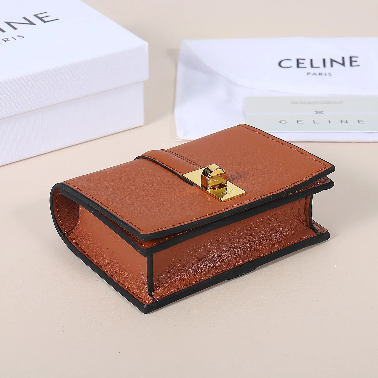 💰130, Celine's new card holder, TRIOMPHE flip card holder, large cowhide with plain microfiber interior, rotating lock closure, 1 thickened main compartment, 2 inner card slots. No.: 10M473 Size: 10.5x8.5x3 cm